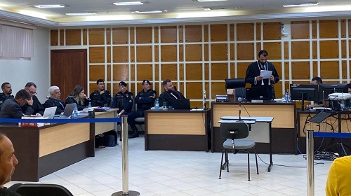 O Tribunal do Júri, realizado na Comarca de São Miguel do Guaporé, após dois dias de sessão de julgamento, decidiu pela condenação de Webert Maia da Silva e seu pai, Ordaci Lopes da Silva, acusados de matar e ocultar o cadáver de Arlindo Minigussi Tomaz. Eram três os acusados, entretanto, o segundo réu foi considerado culpado apenas pelo crime de coação no curso do processo. Já um terceiro acusado foi declarado inocente das acusações contidas na denúncia. Ao aplicar a pena, o juiz Eliezer Nunes Barros, que presidiu a sessão do Tribunal do Júri, somou o tempo de prisão previsto aos dois delitos, como determina a lei, o que totalizou a uma condenação de 17 anos e oito meses e 10 dias de reclusão, além de 12 (doze) dias-multa para Webert. Já Ordaci teve como definitiva a pena de 1 ano, 11 meses e 10 dias de reclusão e 18 (dezoito) dias-multa, à razão de 1/30 do salário mínimo vigente ao tempo do fato para cada dia-multa, corrigido monetariamente até o efetivo pagamento. O julgamento ocorreu nos dias 31 de agosto e 1º de setembro. Os crimes Em votação, o corpo de jurados decidiu, por maioria, que Webert cometeu o crime de homicídio qualificado por motivo fútil e com meio que dificultou a defesa da vítima, além de ocultação de cadáver. Conforme a sentença de pronúncia, o crime ocorreu em julho de 2020, na Zona Rural de São Miguel do Guaporé-RO; um encontro que parecia casual se transformou em um crime hediondo. Arlindo Tomaz, mais conhecido como “C'hambre”, encontrou-se com Webert para discutir a compra de entorpecentes. Durante a conversa, Arlindo tentou alertar Webert sobre uma suposta ameaça à sua vida. A advertência, no entanto, foi mal interpretada, e um confronto se desencadeou. Webert, agindo sob motivo fútil e usando de recurso que impediu qualquer chance de defesa por parte de Arlindo, acabou atirando e matando-o, após a discussão já ter sido apaziguada anteriormente e enquanto a vítima se preparava para ir embora do local numa motocicleta. Até hoje, o corpo da vítima não foi encontrado. Adicionalmente, Ordaci Lopes da Silva, tentando proteger seu filho Webert, coagiu uma testemunha crucial do crime, ameaçando de morte. Por esse motivo, Ordaci foi reconhecido como autor do crime de coação durante o processo, porém foi absolvido da acusação de ocultação de cadáver. Silas Lopes foi o réu absolvido de todas as acusações. Aparato de segurança O julgamento, que se estendeu por dois dias, contou com rigorosas medidas de segurança, devido à gravidade dos crimes em questão e ao envolvimento de várias partes. No primeiro dia, a sessão teve início às 8h e se estendeu até as 22h, com pausas para refeições e descanso. O corpo de jurados foi escoltado até um hotel local, sendo vigiado por quatro policiais e duas oficiais de justiça, durante a noite. Durante os dois dias de julgamento, seis policiais garantiram a segurança do Tribunal, enquanto o réu, que estava preso desde o início do processo, era escoltado por quatro policiais penais. O segundo dia do júri começou às 7h30, e seguiu com a fase de debates, réplicas e tréplicas, culminando com a decisão final tomada pelo corpo de jurados. O magistrado destacou a dedicação dos profissionais envolvidos na realização do júri. Esse julgamento causou grande comoção na região, pois foi um homicídio no qual o corpo não foi encontrado até hoje. Como esse júri já havia sido redesignado duas vezes, havia expectativa da comunidade local com relação à sua realização, que pôde acompanhar a sessão pública do Tribunal soberano nos crimes dolosos contra a vida. Processo Número: 0000394-54.2020.8.22.0022 Fonte: Assessoria de Comunicação Instituc