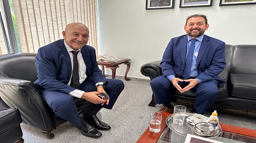 Esta semana, em Brasília, o deputado estadual e líder do Governo na Assembleia Legislativa, Laerte Gomes (PSD), tem tratado de várias pautas de extrema importância para o estado de Rondônia. Logo de início, o parlamentar se reuniu com representantes da bancada federal rondoniense para tratar da crise que atinge o setor da agropecuária em Rondônia e demais estados do país. No Senado Federal, Laerte Gomes se reuniu com os senadores, Confúcio Moura (MDB), Jaime Bagattoli (PL) e Marcos Rogério (PL), já na Câmara Federal, o parlamentar esteve com o deputado federal, Thiago Flores (MDB). Aos representantes da bancada federal de Rondônia, o deputado alertou sobre a gravidade que a crise no segmento da pecuária pode gerar em todo o estado. Segundo Laerte Gomes, pequenos e médios produtores rurais, que aderiram a financiamentos rurais, junto a instituições como Pronaf, Pronamp, FNO e FNE, estão enfrentando sérias dificuldades para pagar as parcelas que estão chegando com o final da carência dos empréstimos. “Estamos falando de uma possível crise gravíssima, onde muitos produtores podem até perder tudo o que têm. Com o baixo valor da arroba bovina, fica inviável a comercialização dos rebanhos, e com isso, os pequenos e médios produtores rurais não estão conseguindo honrar com os vencimentos dos empréstimos. É uma situação que precisa de uma força coletiva de nossos representantes no Governo Federal”, ressaltou o deputado. Nas reuniões com as autoridades, Laerte Gomes pediu que as lideranças da bancada federal rondoniense, unam forças para juntos, cobrarem dos órgãos competentes e responsáveis pelo segmento da agropecuária, como Ministério da Agricultura e Pecuária (Mapa), Ministério da Fazenda, Governo Federal e Congresso Nacional, uma medida urgente para solucionar a situação que tem prejudicado os produtores rurais. “Como eu já havia comentado em sessão ordinária na Assembleia Legislativa, eu apresentei como sugestão a suspensão imediata das parcelas dos financiamentos que vencerão em 2023, 2024 e 2025, para serem pagas ao final dos financiamentos, com a mesma taxa de juros. Não tem outra solução, neste momento precisamos de medidas emergenciais para amparar nossos produtores, e prorrogar as parcelas dos financiamentos pode dar um fôlego para o setor, são prazos que podem salvar anos de muito trabalho, e nesse período o valor da arroba bovina pode normalizar”, declarou Laerte Gomes. Por fim, o parlamentar também ressaltou o fundamental apoio do Conselho Estadual de Desenvolvimento Rural de Rondônia (CEDREs) e a Federação da Agricultura e Pecuária do Estado de Rondônia (Faperon). “São entidades essenciais para defender o setor agropecuário e produtivo do nosso estado”, concluiu o deputado. Texto: Juliana Martins / Assessoria parlamentar Foto: Rafael Oliveira I Secom ALE/RO