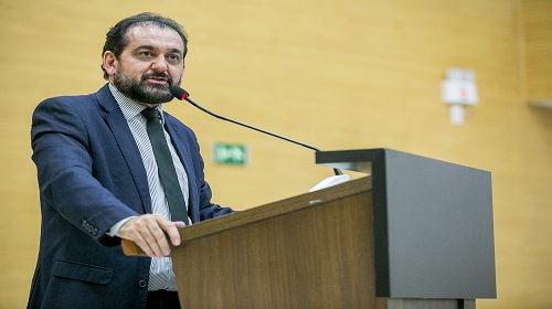 O deputado e líder do Governo na Assembleia Legislativa, Laerte Gomes (PSD), em março deste ano, encaminhou requerimento à Casa Civil solicitando estudos técnicos, visando o estabelecimento de alíquota mínima de 0% para o Imposto sobre Propriedade de Veículos Automotores (IPVA) para veículo de duas rodas de até 170 cilindradas, a ser inserido na Lei Orçamentária Anual (LOA), referente ao exercício de 2024. “O fato é que esse projeto está pronto para ser encaminhado para a Assembleia e, até o momento, não chegou na Casa de Leis para apreciação e votação dos parlamentares. Trata-se de uma matéria de altíssimo alcance social, beneficiando milhares de trabalhadores, que utilizam motos nesta categoria, principalmente para a locomoção até o local de seus empregos, ou como atividade própria de seus negócios comerciais”, enfatizou o parlamentar. De acordo com levantamentos, com a isenção de IPVA para motos de até 170 cilindradas, mais de 250 mil proprietários desses veículos serão beneficiados, porém, o referido projeto, que se encontra parado, precisa ser encaminhado ainda neste mês de setembro para que os proprietários possam rodar o IPVA com a isenção já para o mês de janeiro de 2024. “Além da necessidade urgente do Governo Estadual atender o requerimento, encaminhando o projeto por meio da Casa Civil, para a votação em Plenário, é justo atentarmos para a questão social da proposta, uma vez que vivemos em um momento de grande desemprego e de sequenciais registros de encerramento de atividades de empresas, reduzindo espaços de ofertas de emprego”, ressaltou Laerte Gomes. Para embasar sua propositura, o deputado anexou a resolução do Senado Federal e que estabelece, nos termos do art. 155, § 6°, incisos I e li, da Constituição Federal, alíquota mínima de 0% (zero por cento) para o Imposto sobre Propriedade de Veículos Automotores (IPVA) para veículos de 2 (duas) rodas de até 170 (cento e setenta) cilindradas. “Portanto, já existe norma jurídica, referente a esta matéria. Sendo assim, aguardamos que a Casa Civil envie o projeto o mais breve possível”, complementou o deputado. Texto e foto: Juliana Martins / Assessoria parlamentar