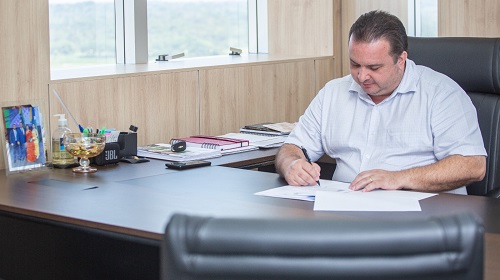 A Lei ordinária nº 5.573, de 25 de julho de 2023, de autoria do deputado estadual Luís do Hospital (MDB), autoriza lojas e estabelecimentos comerciais a oferecerem, por meio digital, acesso ao Código de Defesa do Consumidor aos clientes, no âmbito do estado de Rondônia. O objetivo é que cada estabelecimento comercial, independente do segmento, ofereça essa facilidade de acesso ao cliente, especialmente através de QR CODE, em local visível. Desta forma, os clientes terão acesso às informações atualizadas sobre seus direitos e deveres como consumidores. “Com o passar dos anos, os meios de informações estão mudando muito rápido, por isso, temos que adequar todo o sistema do estado para oferecermos agilidade e facilidade aos nossos consumidores. Precisamos usar a tecnologia para proteger o consumidor de prejuízos, na hora de adquirir produtos e serviços. Com esse novo recurso, o cliente terá acesso mais rápido ao Código de Defesa do Consumidor, e, automaticamente, aos órgãos de defesa, como o PROCON (Programa de Proteção e Defesa do Consumidor), por exemplo”, enfatizou o deputado. Texto: Rick Silva / Assessoria parlamentar Foto: Thyago Lorentz / Assessoria parlamentar