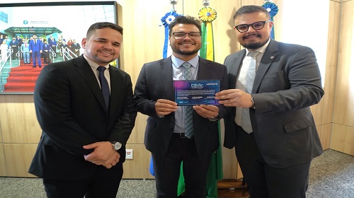 O presidente da Assembleia Legislativa de Rondônia (Alero), deputado estadual Marcelo Cruz (Patriota), recebeu na última terça-feira (12) o presidente da Ordem dos Advogados do Brasil – Seccional Rondônia (OABRO), Márcio Nogueira, para participação na XV edição da Conferência Estadual da Advocacia Rondoniense (CEAR), que será realizada nos dias 28 e 29 de setembro. O encontro ocorreu na Presidência da Casa de Leis. A programação contará com palestras de especialistas na área jurídica e diversos painéis dedicados sobre o uso da tecnologia no direito e ao aprimoramento do profissional da advocacia. De acordo com o presidente Márcio Nogueira, o futuro da advocacia depende muito do potencial humano e de suas habilidades em conjunto com a tecnologia. “A conferência chega com o propósito de colocar o profissional do direito, o estudante de direito a pensar e a desenvolver suas habilidades empreendedoras, seu conhecimento jurídico de forma renovar ainda mais seu potencial humano para que essa base jurídica seja ainda mais eficaz na compreensão das leis e das relações humanas”, ressaltou. O deputado Marcelo Cruz confirmou presença no evento e valorizou o trabalho da advocacia rondoniense. “Temos uma Justiça forte em Rondônia e um evento como este é essencial para aprofundar a discussão sobre as ações a serem desenvolvidas em conjunto com o crescente protagonismo tecnológico em favor da advocacia moderna em prol da nossa população”, frisou o parlamentar. Texto: Alexandre Almeida I Secom ALE/RO