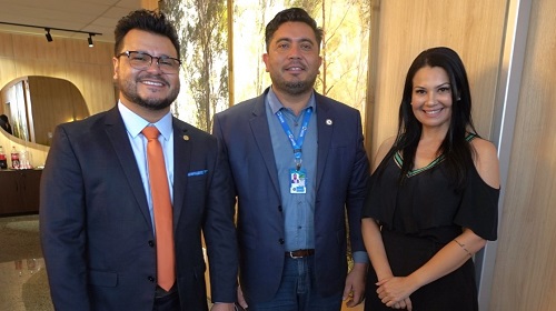 A Assembleia Legislativa de Rondônia (Alero) mais uma vez atuou em apoio a saúde da população rondoniense. No último dia 29 de agosto, os deputados estaduais aprovaram o crédito adicional suplementar até o valor de R$ 231.815.360,00 em favor do Fundo Estadual de Saúde (FES) por meio do Projeto de Lei Ordinária nº 156/2023, o qual foi sancionado no dia 1º de setembro pelo vice-governador, Sérgio Gonçalves. O recurso visa garantir a assistência farmacêutica nas unidades hospitalares, assegurando a manutenção predial e administrativa, assim como a gestão da assistência hospitalar e ambulatorial. “Estamos acompanhando as demandas básicas que as instituições necessitam para que possam continuar atendendo com excelência toda população rondoniense”, destacou o presidente da Alero, deputado estadual Marcelo Cruz (Patriota). Um dos projetos beneficiados com a aprovação é o “Compartilhando Saúde”, que tem o objetivo de reduzir a fila de espera para cirurgia eletivas, atendendo casos como cirurgias gerais, de urologia e ortopedia, proporcionando que os rondonienses sejam atendidos mais próximo de suas casas. “Foi um projeto desenvolvido pela Secretaria de Estado da Saúde (Sesau) que foi rapidamente votado e aprovado por nossos deputados estaduais demonstrando o compromisso da Casa de Leis com nossa sociedade em atender as demandas, receber tratamentos de baixa e média complexidade de municípios distantes da nossa capital”, frisou o deputado estadual Marcelo Cruz. O valor será utilizado para apoiar prefeituras com serviços em Unidades de Terapia Intensiva (UTIs), cirurgias de médio e grande porte, em diversas especialidades, e tratamento fora de domicílio. “Trata-se de recursos que serão investidos na saúde pública com o intuito de garantir a continuidade, a produtividade e a qualidade dos serviços prestados ao usuário do SUS em prol da saúde de todos os rondonienses”, afirmou Marcelo Cruz. Outro compromisso firmado foi a nova tabela complementar do Sistema Único de Saúde (SUS), que vai beneficiar hospitais no estado, como o Fundo Estadual para Construção do Hospital de Urgência e Emergência de Porto Velho (FUN-HEURO), Hospital de Base Ary Pinheiro, Complexo Hospitalar Regional de Cacoal, Hospital João Paulo II, Policlínica Oswaldo Cruz, Hospital Santa Marcelina e Centro de Medicina Tropical de Rondônia (Cemetron) na primeira etapa de prestação de serviços. Texto: Alexandre Almeida I Secom ALE/RO