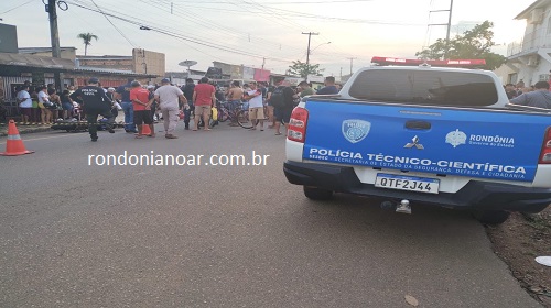 A vítima Wallacy Vitor de Souza Mesquita, 19 anos de idade, morreu no fim da tarde deste sábado (30/09), em acidente de trânsito na cidade de Porto Velho-RO. Wallacy transitava em uma motocicleta pela Av. Raimundo Cantuária, quando um veiculo Fiat Strada invadiu a preferencial e atropelou a vítima no cruzamento com a Rua Arruda Fontes Cabral no bairro Agenor de Carvalho. O motorista fugiu a pé, o jovem por conta do impacto bateu em pilares de madeira, e não resistiu as lesões e foi a óbito. Alguns populares se revoltaram e começara a destruir veículo que ficou abandonado. A Polícia busca por informações do motorista que causou a morte de wallacy. Fonte: rondonianoar.com.br