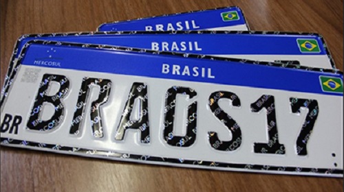 O Supremo Tribunal Federal (STF) reconheceu a validade de norma do Conselho Nacional de Trânsito (Contran) que estabelece que os serviços de fabricação e estampagem de placas de identificação de veículos serão prestados por meio do credenciamento. A decisão unânime foi tomada na Ação Direta de Inconstitucionalidade (ADI) 6313, julgada na sessão virtual encerrada em 25/8. A ADI foi apresentada pela Associação Nacional dos Fabricantes de Placas Veiculares (ANFAPV) contra um dispositivo da Resolução 780/2019, posteriormente substituída pela Resolução 969/2022. Entre outros pontos, a associação alegava que a atuação do Contran seria contrária à autonomia dos estados. Estratégia Em seu voto, o relator da ação, ministro Alexandre de Moraes explicou que há situações em que a administração pública pode adotar o sistema de credenciamento, que cria um universo de prestadores em potencial para a satisfação do interesse público. Isso ocorre quando for patente a inviabilidade de competição. O credenciamento, porém, tem de ser balizado pelos princípios constitucionais da impessoalidade, da publicidade, da moralidade e da eficiência e por requisitos a serem preenchidos pelos interessados. Para o relator, esse é o caso da prestação de serviços de fabricação e estampagem de placas. Conforme informações prestadas nos autos pelo Departamento Nacional de Trânsito (Denatran), trata-se de estratégia administrativa que universaliza o serviço e gera maior comodidade para os cidadãos. Em relação à violação da autonomia dos estados, o relator salientou que a definição desses serviços está entre as competências do Contran, a quem cabe estabelecer normas sobre registro e licenciamento e sobre as placas veiculares. Por fim, destacou que a atuação do órgão está legitimada na competência da União para legislar sobre trânsito e transporte. PR/AD//CF Foto: Detran/DF