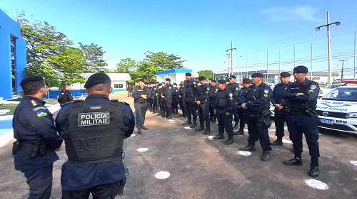 Ao assumir o Comando-Geral da Polícia Militar de Rondônia, o coronel PM Regis Braguin, falou das determinações do governador do Estado sobre a atuação das forças de segurança e a postura do novo comandante frente a tropa. “Mais aproximação com os policiais militares e mais Polícia nas ruas”. Para tanto, este mês de setembro na operação Sufocare, o Comandante-Geral esteve com a tropa em várias ocasiões e já determinou planejamentos e atuações da Polícia Militar em nova Operação Policial. Depois da Sufocare, foi lançada hoje, 26, a Operação Ordem Pública, com o objetivo principal de manter a tranquilidade social da população da capital. De acordo com o Comandante Regional de Policiamento I, tenente-coronel PM Wilton Nascimento Amorim, a ação ocorrerá nas vias de maior fluxo de veículos em cada área de Unidade subordinada, 1º, 5º e 9º Batalhões, – e na área do 6º Batalhão, em Guajará-Mirim – envolvendo Ponto Base de Estacionamento de viaturas caracterizadas e policiais militares fardados com a intenção de proporcionar visibilidade, devendo os militares permanecerem desembarcados das viaturas em condições de pronto emprego. É nesse contexto que a Polícia Militar de Rondônia atuará, por meio do Comando Regional de Policiamento – I e suas Unidades subordinadas desencadeará a Operação Ordem Pública. Fonte: Lenilson Guedes Fotos: Subtenente PM Sérgio