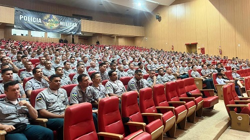 A aula inaugural do Curso de Habilitação de Oficiais de Administração – CHOA; Curso de Aperfeiçoamento de Sargentos – CAS; Curso de Formação de Sargentos – CFS; e Curso de Formação de Sargento Músico – CFSM; todos da Polícia Militar, foi realizada pelo Governo de Rondônia, durante solenidade na sexta-feira (22), no Teatro Palácio das Artes, em Porto Velho. Conforme o Centro de Ensino da Polícia Militar de Rondônia – PMRO, o Curso de Habilitação de Oficiais de Administração – CHOA 2023, tem 22 policiais militares, oriundos de diferentes municípios do Estado. Com 33 policiais militares matriculados, o Curso de Aperfeiçoamento de Sargentos é requisito obrigatório para a promoção dos segundos-sargentos a graduações de 1º sargento. Já o Curso de Formação de Sargentos, com 205 matriculados, é requisito obrigatório para a promoção à graduação de 3º sargento; o Curso de Formação de Sargentos Músico é requisito obrigatório para a promoção à graduação de 3º sargento PM músico, com um aluno. O secretário Executivo do Governo de Rondônia, coronel Raulino Ferreira da Silva fez menção da importância do estudo na carreira militar, lembrando que ingressou na Corporação ainda no posto de soldado. “O estudo eleva o caráter e a moral do homem. Estamos a todo momento sendo moldados, aprimorados, e isso, reflete no desempenho da função policial”, enfatizou. Coronel Raulino destacou, ainda que, o Governo do Estado não tem medido esforços para a valorização da Corporação, bem como dar condições de trabalho, como a reforma de quartéis, compra de equipamentos de segurança, armamentos e a valorização salarial. Ele recebeu uma placa de agradecimento ao governador Marcos Rocha, pela atenção dada do Governo de Rondônia à Polícia Militar e consequentemente, ao Centro de Ensino da Instituição. Em mensagem encaminhada à Polícia Militar, o governador Marcos Rocha, defendeu a busca constante pelo aprimoramento, por meio de cursos. A mensagem destacou a capacitação é um compromisso que assumimos com nosso crescimento pessoal e profissional. Investir em nossa educação é o caminho para a excelência e o desenvolvimento contínuo. Conforme mensagem do Governo do Estado pronunciada pelo secretário Executivo: “Esses cursos se voltam, verdadeiramente, ao desenvolvimento profissional de qualidade de nossas forças de segurança, que têm feito um reconhecido trabalho na missão de proteger a sociedade. E isso requer de cada profissional, foco, zelo, comprometimento e perseverança naquilo que lhe foi confiado; muitas vezes ficando distante de familiares. O Governo de Rondônia tem direcionado a atenção para as Forças de Segurança Estaduais, com investimentos na estruturação das instituições; modernização de viaturas, aquisição de mais equipamentos e armamentos, reforma de quartéis, além de reajuste salarial. São ações que reforçam a merecida valorização a cada profissional de segurança pública do Estado”. O subcomandante-geral da Polícia Militar, coronel Glauber Souto, na ocasião representando o comandante-geral, coronel Regis Braguin, destacou a importância do curso de formação para a carreira policial. “A promoção do policial eleva a sua autoestima, e isso, alcança também os seus familiares. Essa é a tônica desse governo, ou seja, valorizar o policial, e capacitá-lo para uma atuação pontual, sem deslizes de conduta profissional. Hoje temos umas das melhores polícias do Brasil, o que muito nos orgulha”, finalizou. O tenente-coronel PM Rodrigo Arrivabene, diretor do Centro de Ensino da PMRO, lembrou que a jornada de ensino não é fácil, tendo que abdicar do convívio familiar e social. “Ao final do curso, vocês vão ver quanto valeu a pena todo esforço e dedicação. Temos a certeza de que todos receberão conhecimentos necessários ao pleno exercício das funções”, destacou. Fonte Texto: Lenilson Guedes Fotos: Nilson Santos Secom - Governo de Rondônia