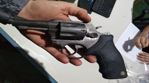 Na noite do último sábado, (09), policiais militares do 3° BPM apreenderam uma arma de foge e entorpecentes durante o Festival de Praia em Pimenteiras do Oeste. Seis homens, suspeitos do envolvimento na prática do ilícito, foram conduzidos à Delegacia de Polícia Civil do município de Cerejeiras-RO Ocorrência policial Uma equipe da PMRO em patrulhamento no 29º Festival de Praia, foi solicitada por membros da equipe de segurança privada. Eles relataram que ao intervirem em uma discussão foram ameaçados por um homem que portava uma arma de fogo, motivo pelo qual saíram e foram buscar apoio da Polícia Militar. Os militares se deslocaram juntamente com os solicitantes, e localizaram os suspeitos. Ao abordá-los, foram encontrados com eles um revólver calibre 38, 280 gramas de maconha, uma porção de crack e dez pinos de cocaína. Os suspeitos receberam voz de prisão e foram apresentados, juntamente com os entorpecentes apreendidos, na Delegacia de Polícia Civil do município de Cerejeiras-RO. Fonte:SITE/PMRO