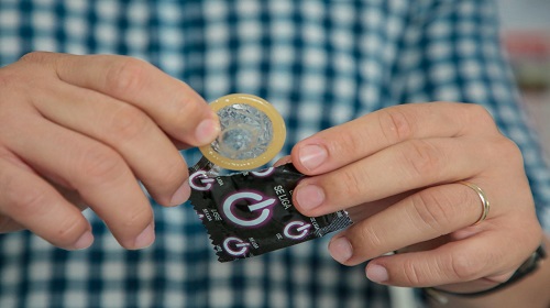 A sífilis é uma Infecção Sexualmente Transmissível (IST) causada, principalmente, por meio de relação sexual desprotegida, por isso, a melhor forma de prevenção da doença é o uso do preservativo (masculino ou feminino) em todas as relações sexuais. A sífilis adquirida também pode ser transmitida de uma pessoa para a outra durante o sexo (anal, vaginal ou oral) sem preservativo, por transfusão de sangue, ou durante a gravidez e o parto (da mãe infectada para o bebê). Quando não tratada a tempo, pode comprometer o sistema nervoso central, o sistema cardiovascular e órgãos como olhos, pele e ossos. Segundo o Ministério da Saúde (MS), os sintomas podem se manifestar de forma sintomática ou assintomática, e os sinais variam de acordo com cada estágio da doença, que se divide em sífilis primária, secundária, latente ou terciária. A médica Ethianne Bastos, coordenadora municipal da sífilis na Secretaria Municipal de Saúde (Semusa), explica que uso de preservativos durante as relações sexuais pode reduzir significativamente o risco de contrair e transmitir a doença, e reforça a importância de iniciar o tratamento de forma precoce. “É fundamental que a população se atente ao uso da camisinha masculina ou feminina, pois ela é a única forma de evitar a doença. Quando não tratada a tempo pode trazer diversos riscos à saúde. Mas é sempre bom lembrar que a sífilis é uma doença que tem cura e tratamento. Por nem sempre apresentar sintomas, principalmente nas fases iniciais, o teste rápido e o tratamento iniciado precocemente é fundamental para a redução dos casos”, afirma a médica. De acordo com o Departamento de Vigilância em Saúde (DVS) da Semusa, a infecção teve aumento significativo na capital. De janeiro até agosto de 2023, 672 casos de sífilis adquirida foram confirmados, os dados ainda apontam que o município de Porto Velho registrou mais de 3 mil casos de sífilis nos últimos cinco anos. Por isso, a Secretaria Municipal de Saúde (Semusa), por meio do Núcleo das IST (HIV/aids/hepatites e sífilis) do Departamento de Vigilância em Saúde (DVS), intensifica ações de combate e prevenção à doença. "A Semusa, através dos Departamentos de Vigilância em Saúde e de Atenção Básica realiza capacitações para que os profissionais possam atender da melhor forma a população. Além disso, palestras educativas de incentivo ao cuidado e bem-estar são realizadas com frequência para estimular a prevenção da doença. A rede de saúde municipal está preparada com testes e tratamentos, e pedimos que as pessoas não fiquem com vergonha de cuidar da saúde”, enfatiza a médica e coordenadora municipal da sífilis. Em Porto Velho, os testes rápidos de sífilis e outras IST e o tratamento para a doença estão disponíveis em todas as unidades de saúde. Para realizar o agendamento, o paciente deve ter em mãos um documento oficial com foto e o cartão do SUS. Texto: Jainni Victória (sob supervisão de Taís Botelho) Foto: SMC/ Leandro Morais Superintendência Municipal de Comunicação (SMC)