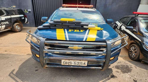 Mais uma ação da Polícia Rodoviária Federal nesta terça-feira (19/09), um homem foi preso com quase 15kg de drogas em um carro na BR-364 em Porto Velho-RO. A PRF após a abordagem em veículo, o motorista acabou confessando que havia entorpecentes no painel do veículo. Foram encontrados 15 tabletes de drogas sendo maconha e cocaína. O motorista disse que é natural de Ceilândia-DF, e teria ido até Rio Branco-AC para buscar a droga. O traficante foi conduzido ao Departamento de Flagrantes com as drogas apreendidas. Fonte: rondonianoar.com.br