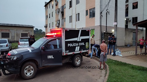 O homicídio aconteceu no final da tarde de sábado (09/09), na Rua 02 do residencial Morar Melhor, Bairro Aeroclube, zona sul de Porto Velho-RO Informações colhida no local do fato e que moradores escutaram vários tiros, depois encontraram o rapaz ensanguentado. O homem até o momento não identificado. O SAMU foi acionado, mas a vítima já estava sem vida. A PM isolou o local até a chegada da perícia e rabecão. Os silêncios dos moradores contribuem para a criminalidade, a lei do crime. O corpo da vítima foi removido ao IML onde será feita a identificação a vítima não tinha documentos pessoais. E a te o momento não foi identificado, o corpo está no IML. Fonte:rondonianoar.com.br