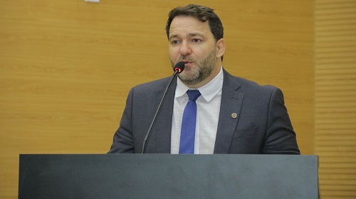 Preocupado com as frequentes quedas de energia elétrica em Ariquemes, o deputado estadual Alex Redano (Republicanos) indicou ao Poder Executivo, extensivo à Agência de Regulação de Serviços Públicos Delegados do Estado de Rondônia (AGERO) e à Distribuidora de Energia S.A (Energisa/RO), a necessidade e providências referente aos constantes apagões de energia elétrica no município de Ariquemes. “É de suma importância que a concessionária dê prioridade a população, tendo em vista que os serviços não estão sendo entregues em sua totalidade, gerando prejuízos financeiros de empresas, comércios, além da suspensão de atividades escolares no município de Ariquemes, os moradores do município de Ariquemes têm sofrido com a falta de energia em vários setores e quedas constantes, moradores de diversos bairros do município relatam que tentam falar com a concessionária pelo telefone fornecido, mas não tem êxito ao completar as chamadas e encontrar uma solução junto a Energisa”. Cobrou o deputado. A situação sempre se agrava em períodos de chuvas, mas estamos no mês de agosto, em pleno verão e os problemas se intensificam, inexistindo um plano de ações eficientes para resolução da problemática, o dano gerado tem causado revolta aos contribuintes. Os vereadores e parlamentares da região estão cientes da situação e buscam unir esforços para solução da problemática. Considerar como solução prática a realização de estudos para a criação de planejamento de investimentos, que auxiliem na tomada de decisão de substituição e manutenção desses equipamentos. Texto: Mateus Andrade / Assessoria parlamentar Foto: Antônio Lucas I Secom ALE/RO