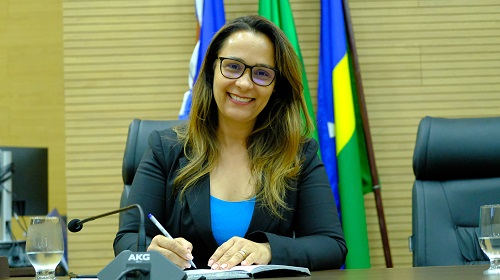 A deputada estadual Rosangela Donadon (União Brasil) apresentou, na Assembleia Legislativa de Rondônia, o Projeto de Lei 181/23, que tem como objetivo instituir medidas de atenção, cuidados e suporte educacional especializado para indivíduos com Dislalia em Rondônia. A parlamentar explicou que o projeto também busca estabelecer diretrizes para identificação, intervenção e acompanhamento de pessoas com Dislalia, garantindo atendimento especializado integral tanto na rede de educação pública quanto na privada do estado. A Dislalia é um distúrbio da fala caracterizado pela dificuldade na articulação das palavras, que se manifesta por meio de trocas, omissões, distorções ou acréscimos de fonemas. Essas dificuldades na fala podem ter origem orgânica ou funcional, e a sua identificação e tratamento adequado são cruciais para o desenvolvimento das habilidades de comunicação da criança. Segundo Rosangela Donadon, a detecção precoce da Dislalia e o acesso a intervenções adequadas podem ter um impacto significativo na vida de uma criança, ajudando-a a evitar dificuldades acadêmicas, sociais e emocionais mais tarde na vida. Muitas vezes, a Dislalia não é apenas uma questão de fala, mas também afeta a autoestima e a confiança da criança, influenciando seu desempenho escolar e suas interações sociais. Diante desse cenário, o Projeto de Lei 181/23 proposto pela deputada Rosangela Donadon visa assegurar que todas as crianças no estado de Rondônia que enfrentam a Dislalia recebam a atenção e o suporte necessários para alcançar o sucesso na vida escolar e acadêmica. Isso inclui a implementação de programas de acompanhamento e tratamento, bem como a capacitação de profissionais de educação para lidar de forma adequada com as necessidades específicas desses alunos. A iniciativa da deputada demonstra um compromisso com a inclusão e o bem-estar das crianças com Dislalia, destacando a importância de se criar um ambiente educacional que seja acessível e favorável ao desenvolvimento de suas habilidades de comunicação. A aprovação do Projeto de Lei representaria um passo significativo na promoção da igualdade de oportunidades para todos os estudantes em Rondônia, independentemente de suas dificuldades na fala. Texto e foto: Andreia Santos Machado / Assessoria parlamentar