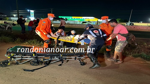 Um acidente ocorreu na noite desta terça-feira (26/09), na BR-364, Bairro: Jardim Eldorado, zona sul de Porto Velho. Informações que uma motociclista seguia sentido Candeias do Jamari, quando atropelou a ciclista que passava na faixa de pedestres cruzando a rodovia. Devido a colisão, as duas vítimas sofreram queda, onde uma das vítimas foi parar dentro da vala que divide a rodovia com a Rua da Beira. Equipes do Corpo de Bombeiros e SAMU, prestaram socorro as vítimas que foram encaminhadas para a UPA leste e sul. Fonte:rondonianoar.com.br