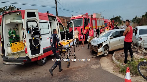 Um grave acidente envolvendo dois carros deixou dois homens feridos no final da tarde desta quinta-feira (14/09), o acidente aconteceu no cruzamento das ruas tucunaré com piramutaba Bairro: Lagoa, zona leste de Porto Velho - RO. Informações que o motorista do veículo Voyage seguia na rua tucunaré sentido BR-364 e o veículo Logos estava indo na rua piramutaba sentido Av. Guaporé quando os dois se chocaram no cruzamento das ruas. Foi chamado o corpo de bombeiros para poder tira as vítimas das ferragens e socorridos para o JPII, em duas UR sendo uma do corpo de bombeiro e outra do SAMU. A PM foi chamada para procedimentos administrativos. Fonte: rondonianoar.com.br