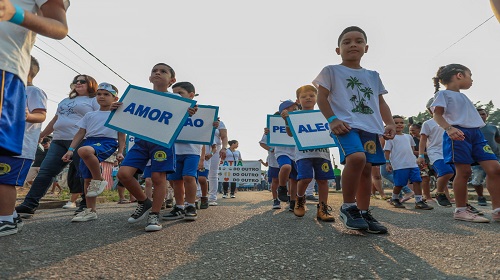 Desfiles vão ocorrer na avenida Jatuarana no dia 6, às 8h Com a finalidade de promover o civismo, despertar o patriotismo e reforçar valores de respeito e de nação, a direção da Escola Municipal de Ensino Infantil Padre Zenildo Gomes da Silva, na zona Sul de Porto Velho, iniciou, em 2019, o projeto de desfile cívico com os alunos. Com a pandemia, a ação foi suspensa e retornou em 2022 com muita força, já reunindo outras escolas da região. Neste ano, serão 14 escolas envolvidas nos desfiles, programados para esta quarta-feira (6), com concentração iniciando às 7h30, na Escola Eduardo Lima e Silva, e a apresentação marcada para 8h, no trecho da avenida Jatuarana, entre as ruas Daniel Nery e Geraldo Siqueira. "Iniciamos com o desfile no campo do Bela Vista, mas com o sucesso do evento, outras escolas se juntaram e com o apoio da Prefeitura de Porto Velho, através da Secretaria Municipal de Educação (Semed), teremos uma melhor estrutura de apoio, com carro de som e a possibilidade de desfilarmos na avenida Jatuarana, reunindo milhares de alunos, desde o ensino infantil até o fundamental, num momento de celebrarmos a independência do nosso país", explicou a diretora da Escola Padre Zenildo, Alessandra Figueiredo. "Conhecendo o projeto e a importância da escola promover o civismo e a identificação com os símbolos pátrios de nosso Brasil, trabalhamos para apoiar o desfile que será realizado na Jatuarana e convidamos toda a comunidade para prestigiar esse momento", informou a secretária de Educação, Gláucia Negreiros. A Padre Zenildo atende 260 alunos, nos turnos manhã e tarde, com idades entre 3 e 5 anos. "Nossa escola promove, ao longo de todo ano, às terças-feiras, o hasteamento da bandeira e entoamos os hinos nacional, de Rondônia e de Porto Velho. Nosso desfile neste ano terá como tema Educação Ambiental Humanitária. Quero agradecer à secretária da Semed, Gláucia Negreiros, pelo apoio ao evento", reforçou Alessandra. A Secretaria Municipal de Trânsito, Mobilidade e Transporte (Semtran) vai atuar para coordenar o trânsito na região no dia do desfile. ESCOLAS Além da Padre Zenildo, também desfilarão as Escolas Municipais de Ensino Infantil Moranguinho, Pequeno Mestre e Ronilza Cordeiro. Alunos das Escolas Municipais Infantil e Fundamental, Tancredo Neves, Flor de Laranjeiras, Miguel Ferreira de Souza e Padre Chiquinho. Alunos das Escolas Estaduais Sebastiana Lima de Oliveira, Capitão Claudio Manoel da Costa, Eduardo Lima e Silva, Vicente Salazar e Bela Vista também irão desfilar. O Centro Municipal de Arte e Cultura Escolar Francisco Lázaro dos Santos “Laio” terá participação com a banda. Texto: Eranildo Costa Luna Foto: Leandro Morais Superintendência Municipal de Comunicação (SMC)