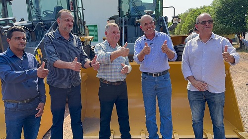 O deputado Ismael Crispin esteve na manhã da última sexta-feira (22) em Ji-Paraná, para acompanhar a entrega de implementos agrícolas para vários municípios. Alvorada do Oeste foi um dos contemplados graças à intermediação do deputado Ismael Crispin junto ao deputado federal Lúcio Mosquini (MDB). Durante o evento, Ismael Crispin estava acompanhado do prefeito de Alvorada do Oeste, Vanderlei Tecchio, e dos vereadores Marcos Paulo e Demizinho, que participaram ativamente para garantir os benefícios ao município. Em um clima de colaboração e comprometimento, o deputado Ismael Crispin destacou a importância dos novos equipamentos. "Estamos em Ji-Paraná cumprindo um compromisso com Alvorada do Oeste", ressaltou o deputado. Ele reforçou que, por meio de esforços conjuntos com o vereador Marcos Paulo, o vereador Demizinho e o prefeito Vanderlei Tecchio, foi possível encaminhar uma carregadeira e uma reta escavadeira para o município. "Nossos agricultores merecem todo apoio, e estamos aqui para garantir isso", acrescentou Crispin. O deputado federal Lúcio Mosquini, figura central no processo de aquisição dos equipamentos, compartilhou sua satisfação. "Estamos entregando a Alvorada um produto do nosso mandato e desse alinhamento político", afirmou Mosquini. Ele fez questão de ressaltar a união política em prol do município. "Agradeço ao vereador Marcos Paulo, ao Demizinho e, claro, ao nosso querido deputado Ismael Crispim. Juntos, conseguimos mais essa conquista para o município", finalizou. Texto: Laila Moraes / Assessoria parlamentar Foto: Assessoria parlamentar