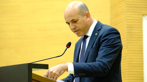 Nesta terça-feira (13), a Assembleia Legislativa de Rondônia deu sinal verde ao parecer favorável do deputado Ismael Crispin (Sem Partido), presidente da Comissão de Constituição e Justiça, ao Projeto de Lei 192/2023. Originado pelo Executivo, a proposta tem como foco alavancar a arrecadação tributária e contribuir para a recuperação econômica dos municípios por meio do Programa de Recuperação de Créditos (REFAZ). O Projeto de Lei foi aprovado pela maioria dos parlamentares, indicando um claro consenso sobre a urgência de implementar estratégias eficazes para revitalizar a economia local e aumentar a geração de receitas no estado de Rondônia. "Este projeto é um instrumento essencial para energizar a economia local. Ele não apenas auxilia os contribuintes que têm pendências com a Fazenda Pública a regularizar suas situações, mas também visa fortalecer a economia estadual como um todo. Estamos buscando maneiras alternativas de injetar recursos no sistema, sempre em conformidade com o convênio do ICMS aprovado pelo Conselho Nacional de Política Fazendária (Confaz)”, disse Ismael. Por fim, o parlamentar apontou que as empresas que estão em situação irregular também terão a oportunidade de quitar seus débitos e se legalizar junto à Fazenda do estado. “Esse aspecto é crucial, pois não apenas facilita a regularização de empresas em dificuldades, mas também incrementa a receita do estado, permitindo mais investimentos em áreas como educação, saúde e infraestrutura”, finalizou Crispin. Texto: Laila Moraes / Assessoria parlamentar Foto: Rafael Oliveira I Secom ALE/RO