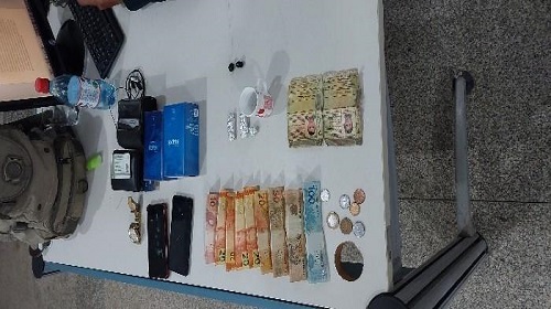 Militares do 7º Batalhão da Polícia Militar de Rondônia prenderam um grupo de pessoas suspeitas de associação ao tráfico em uma ação realizada na noite de domingo (17), no município de Ariquemes. Durante o patrulhamento pelo bairro setor 02, a guarnição visualizou um grupo de pessoas em atitudes suspeita e um odor muito forte de substância vindo do local, então os abordoou. Durante a abordagem foram encontrados com os suspeitos, dois invólucros de substância análoga ao crack, dois invólucros substância análoga a maconha, perfumes, celulares, duas Carteiras de Habilitação, um relógio de pulso, e uma quantia de R$ 321,00 em espécie. Contudo no local havia indícios de comercialização de drogas. O grupo foi conduzido para a Unisp, justamente com a droga e os objetos apreendidos para as medidas necessárias. Texto: P-5 do 7º BPM / PVSA Letícia Fonte e fotos: Boletim de Ocorrência