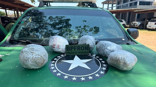 A Polícia Militar de Rondônia, por meio do Batalhão de Polícia de Fronteira e Divisas, realizou a apreensão de 3 quilos de entorpecentes durante Operação Horus em Guajará Mirim. A ação ocorreu nesta quinta-feira. Os militares do Batalhão de Fronteiras e Divisas – BPFRON atuam constantemente no combate aos crimes transfronteiriços e realizavam patrulhamento em um Porto clandestino conhecido por “Pérola Negra”, quando visualizaram uma embarcação que seguia da Bolívia com destino a Guajará-Mirim. Nela havia uma passageira de posse de uma mochila, levantando suspeitas da equipe. Durante a fiscalização, foi encontrado na mochila “, aproximadamente 3,238kg de entorpecentes aparentando ser maconha, do tipo skank.  A droga localizada, juntamente com a suspeita, foram apresentadas na Delegacia de Polícia Federal em Guajará-Mirim. Texto, fotos e vídeo -BPFRON