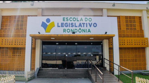 A partir da próxima segunda-feira (18), a Escola do Legislativo (EL), que é mantida pela Assembleia Legislativa (ALERO), iniciará os cursos destinados à capacitação dos servidores do legislativo estadual, mas também abrirá os órgãos públicos federais, estaduais e municipal. As inscrições estão liberadas e com a inovação, com alguns ministrados à noite. Ao todo serão ministrados 16 cursos durante este mês de setembro e em outubro. A escola dos deputados tem a finalidade de capacitar os servidores dos gabinetes dos parlamentares e dos demais setores da Assembleia Legislativa. A escola é mantida por Alero, presidida pelo deputado Marcelo Cruz (Patriota). As inscrições estão abertas para inúmeras disciplinas, que serão aplicadas até o final do próximo mês de outubro. “Enquanto houver vagas manteremos as inscrições”, diz o diretor-geral da escola, Thiago Tezzari. As parcerias com as câmaras de vereadores, prefeituras, Tribunal de Justiça, Ministério Público (federal e estadual) e Governo do Estado continuam. As vagas excedentes estão abertas à comunidade. Os cursos são gratuitos e a participação depende apenas das inscrições que devem ser realizadas na Escola do Legislativo, na Rua Major Amarante, 390 ou pelo telefone (69) 9.9336,2732 das 8h às 13h30. Cursos 1 - Filmagem e Edição de Vídeos em Celular, 18 a 22/09, das 8h às 12h (Alexandre Badra) 2 - Desenvolvimento de Competências e Habilidades Direcionadas à Qualidade no Serviço Público, 18 a 22/09, das 8h às 12h (Cynthia Zulian) 3 - Oratória, 18 a 22/09, 18h45 às 22h45 (João Belarmino) 4 - Português para o Enem, 18 a 29/09, 18h45 às 22h45 (Rogério Melo) 5 - Noções de Gestão Administrativa – LGPD, 25 a 26/09, 8h às 12h (Sálvio Gomes de Brito/Gabriel Malta/Pablo de Souza Moura – parceria com a Seduc) 6 - Libras para Atendimento ao Público, 25 a 29/09, 8h às 12h (Marcus Loureiro) 7 - Formação em Secretariado Executivo, 25 a 29/09, 18h45 às 22h45 (Regina El Rafihi) 8 - Fotografia, 25 a 29/09, 18h45 às 22h45 (Marcos Grutzmacher) 9 - Marketing Político em Redes Sociais, 25 a 29/09, 18h45 às 22h45 (Alexandre Badra) 10 - Gestão de Risco, 27, 28 e 29/09, 8h às 12h, (Sálvio Gomes de Brito/Gabriel Malta/Pablo de Souza Moura – parceria com a Seduc) 11 - Técnicas Avançadas no Atendimento ao Público, 16 a 20/10, 18h45 às 22h45 (Regina El Rafihi) 12 - Produção de Texto, 16 a 20/10, 18h45 às 22h45 (Rogério Melo) 13 - Desenvolvimento Pessoal e Profissional, 23 a 27/10, 8h às 12h (Cynthia Zulian) 14 - Libras para Atendimento ao Público, 23 a 27/10, 8h às 12h (Marcus Loureiro) 15 - Fotografia com Ênfase em Filmagens e Edição de Vídeos em Celular, 23 a 27/10, 18h45 às 22h45 (Alexandre Badra/Marcos Grutzmacher) 16 – Performance Liderança de Alta, 23 a 27/10, 18h45 às 22h45 (João Belarmino) Texto: Waldir Costa l Secom ALE/RO
