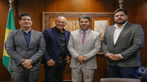 Durante última semana, o deputado estadual Jean Oliveira (MDB) esteve reunido com o senador da República Marcos Rogério (PL), oportunidade em que discutiram o projeto do Marco Temporal da Demarcação de Terras Indígenas, que está sob a relatoria do senador. O deputado Jean Oliveira reiterou sua dedicação em promover a saúde e a dignidade dos povos indígenas, destacando que isso é uma das prioridades de seu mandato. Segundo o parlamentar, a solução não reside em realizar mais demarcações de terras sob pressão internacional. “A discussão em torno do marco temporal está inserida em um conjunto de questões que têm suscitado incertezas jurídicas no que diz respeito à propriedade privada no país e, de certa forma, têm influenciado a concepção tradicional desse direito”, ponderou o deputado Jean Oliveira. A tese do Marco Temporal Indígena sustenta que os povos indígenas têm o direito de reivindicar apenas as terras que ocupavam fisicamente até o dia 5 de outubro de 1988, data da promulgação da Constituição Federal de 1988. Este texto foi aprovado na Câmara dos Deputados em maio deste ano. O senador Marcos Rogério, responsável pela relatoria do projeto, tem a intenção de agendar a votação do texto na Comissão de Constituição e Justiça (CCJ) para a próxima quarta-feira, 20 de setembro. Texto e foto: Marcel Souza / Assessoria parlamentar