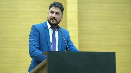 As rodovias que cortam o Estado de Rondônia foram o motivo da fala do deputado estadual Jean Mendonça (PL), durante a sessão ordinária, realizada no plenário da Assembleia Legislativa de Rondônia (Alero). Ele declarou sobre essas vias, em especial, com a RO 387 que liga os municípios de Pimenta Bueno a Espigão do Oeste, lembrando que a falta de manutenção da via acidentada mais um acidente com vítima fatal, na última semana. “O DER (Departamento Estadual de Estradas de Rodagem e Transportes) fez uma limpeza nas laterais da estrada para ampliar um pouco a visibilidade, mas mais uma vida foi ceifada naquele trecho, como tantas outras. Na semana passada foi um pastor, mas, nas semanas anteriores, foram ciclistas, motoqueiros. Eu venho cobrando há vários dias para que se faça o microrevestimento e a sinalização do trânsito”, disse. Jean Mendonça apresentou uma alternativa para que melhorias fossem feitas nas condições da RO 387. Segundo o deputado já foram feitos vários convênios com o Departamento Estadual de Trânsito (Detran) com municípios fornecendo faixas, semáforos e sinalizações. “Se é possível firmar convênios com os municípios, porque não é possível firmar convênios com o DER para melhorar essas vias que tanto ajudem no desenvolvimento de Rondônia?”, questionou. Texto: Ivanilson Tolentino I Secom ALE/RO