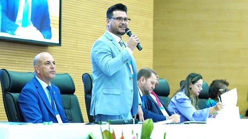 O presidente da Assembleia Legislativa de Rondônia (Alero), deputado estadual Marcelo Cruz (Patriota), destacou na manhã desta terça-feira (19) a importância do 1º Encontro do Fórum Permanente das Comissões de Constituição e Justiça e de Redação (CCJR) no auditório Amizael Gomes da Silva da Casa de Leis, em Porto Velho. O encontro tem o objetivo de promover um ambiente de debate, interação, conhecimento e aperfeiçoamento com o intuito de fortalecer as ações desempenhadas pelas Comissões de Constituição, Justiça e de Redação em todo país, buscando garantir maior qualidade técnica e transparência aos projetos apreciados em cada Parlamento. Marcelo Cruz fez um agradecimento especial ao presidente da Comissão de Constituição, Justiça e de Redação da Alero, deputado estadual Ismael Crispin, pelo empenho em promover o evento na Casa de Leis. “Deputado Ismael, tenho um carinho e admiração por seu trabalho. Quero te parabenizar e dizer do orgulho de ter acompanhado você realizar um trabalho como esse. Encontramos dificuldades na Assembleia de tantas leis que são judicializadas, mas, por meio deste fórum, estamos buscando melhorar para que possamos desempenhar um papel eficaz em nossa Casa de Leis”, frisou. O deputado Marcelo Cruz acrescentou que nesta gestão foi determinado que todos os projetos passem pela Comissão de Constituição, Justiça e de Redação para que sejam analisados. “Antigamente, a maioria dos projetos tinha um parecer em plenário e determinei a toda equipe técnica que todos os projetos passem pelas comissões pois, a partir dessa medida, cada um fazendo o seu papel podemos evitar a frustração a quem realmente precisa que é a nossa população. Tenho certeza que com tantos especialistas nós vamos mudar a história da Assembleia assim como das nossas Câmaras Municipais”, disse. Ao final, o presidente da Alero ressaltou o trabalho desenvolvido pela Casa de Leis em promover um evento pioneiro no país. “A partir desse evento vamos marcar uma história não só em Rondônia, mas também no Brasil. Vamos continuar construindo esse fórum para que possamos levar esse movimento para todo país e assim estabelecermos novas conexões para que possamos aprimorar nosso desempenho por meio dessa comissão que é uma das mais importantes em uma Casa de Leis”, afirmou Marcelo Cruz. O evento iniciou nesta terça-feira (19) e vai até quinta-feira (21) na Assembleia Legislativa de Rondônia. Texto: Alexandre Almeida I Secom ALE/RO