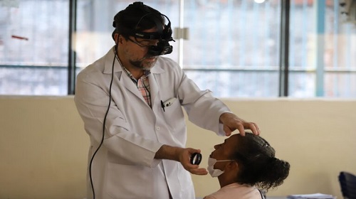 Um total de 945 atendimentos em diversas áreas foram realizados pelo programa estadual Rondônia Cidadã, que em sua 62ª edição teve como foco o público com prioridades, como pessoas com deficiência; transtorno do espectro autista; idade igual ou superior a 60 anos; gestantes; com mobilidade reduzida; com criança de colo; bem como obesas e doadoras de sangue. Atendimentos diferenciados, como odontológico, oftalmológico e manicure, além de entrega de kits enxoval do programa Mamãe Cheguei, foram disponibilizados ao público-alvo, no último sábado, das 8h às 16h, na Escola Estadual Jorge Teixeira de Oliveira, no Bairro Ulisses Guimarães, zona Leste de Porto Velho. Os serviços mais procurados foram médicos, emissão de RG, do Passe Livre e corte de cabelo. Com esta edição, subiu para mais de 55 mil atendimentos diversos promovidos pelo programa estadual, desde 2019, quando foi criado com a nomenclatura Seas Cidadã. Grávida de oito meses, Caroline Nascimento foi uma das contempladas com um kit Mamãe Cheguei, contendo 21 itens que serão usados pelo filho Anthony, que deverá nascer em meados de outubro. “Soube deste programa do Governo de Rondônia logo no início da gestação. Com certeza é muito bom receber este kit, pois contém muitas coisinhas bonitas e úteis”, afirmou a jovem que cursa o terceiro ano do Ensino Médio. Moradora das proximidades da Escola Jorge Teixeira, a dona de casa Maria da Glória, 53 anos, ficou sabendo da ação itinerante através do esposo, que foi ao restaurante onde de segunda a sábado adquire o almoço pelo programa Prato Fácil, ao custo de R$ 2, e lá foi informado sobre o porquê do movimento na escola. “Logo cedo vi o movimento na escola. Mas só quando meu esposo retornou do restaurante é que fiquei sabendo do que se tratava, e logo corri pra cá para ver se consigo o Passe Livre”, disse entusiasmada. Além do Passe Livre, que garante viagens gratuitamente em ônibus intermunicipais, Maria da Gloria passou pelos serviços de aferição da pressão arterial, teste de glicemia, oftalmológico e aproveitou para fazer as unhas. Como faz tratamento no Hospital do Amor, ela agora dará entrada ao Passe Livre, que lhe dará direito à passagem gratuita nos transportes coletivos em Porto Velho. “Já sou atendida pelo programa Prato Fácil e agora estou muito feliz com o atendimento do Rondônia Cidadã”, reforçou. Atividades de lazer e diversão também foram ofertadas envolvendo crianças, jovens e adultos com prioridades, muitos deles cadeirantes. A 63ª edição do programa estadual acontecerá no próximo sábado (30) e domingo (1º) para os mais de 50 mil moradores do município de Jaru, a 292 quilômetros de Porto Velho. Fonte Texto: Veronilda Lima Fotos: Marcos Mendes e Thaíssa Brandão Secom - Governo de Rondônia