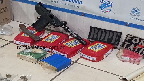 Um casal de adolescentes de 16 e 17 anos foi conduzido na noite deste sábado (23\09), por tráfico de drogas, e porte ilegal de arma durante a Operação Sufocare. A policiais militares da Força Tática do 5° Batalhão e Batalhão de Operações Especiais (BOPE), no residencial Orgulho do Madeira, bairro Socialista, zona leste de Porto Velho. Policiais em diligências chegaram até um apartamento onde os suspeitos foram abordados. No imóvel foram localizadas cerca de 7kg de drogas entre maconha, cocaína, crack e skunk, além de balanças de precisão e uma metralhadora 9mm, munições, máquinas de cartão e material para embalar os entorpecentes. Os menores infratores foram encaminhados a central de Flagrantes. Fonte: rondonianoar.com.br
