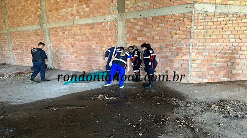 O crime de homicídio ocorreu no final da tarde desta quinta-feira (21/09), em um prédio abandonado na Avenida Guaporé com BR-364, em frente ao CEMETRON no bairro: Três Marias, zona leste de Porto Velho. Evaldo Barros da Silva de 33 anos, foi encontrado deitado em um colchão, com a cabeça cortada após ter sido agredido. Uma equipe do Samu fez a constatação do óbito. A periciais verificou o corpo a onde foi removido pelo rabecão ao IML. Fonte: rondonianoar.com.br