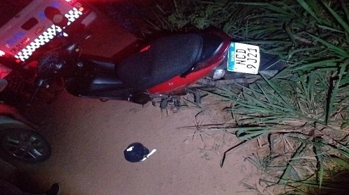 Equipe do Setor 15, do 5º Batalhão da Polícia Militar, em Porto Velho, em patrulhamento pelo bairro Socialista, no dia 09, avistou uma motocicleta CG 150 (NCE20**), estacionada próximo a um terreno baldio. Feita pesquisa veicular, não foi encontrado nenhuma restrição de roubo/furto, porém ao fazer contato na residência do proprietário, ele relatou a equipe policial que foi vítima de roubo durante à madrugada do dia 09 e apresentou o boletim de ocorrência. Diante dos fatos, a motocicleta foi entregue na Delegacia Especializada. Já a equipe do Setor 11, durante o patrulhamento no dia 10, recebeu informação que três pessoas, teriam escondido uma motocicleta em uma residência abandonada. Através da denúncia anônima, foi possível localizar a motocicleta CG 150 (NBW43**) que estava escondida em uma residência, situada no bairro Cascalheira, sendo constatada restrição de furto/roubo para a motocicleta. Diante dos fatos, foi feito o registro de ocorrência e encaminhada à Delegacia Especializada. Em outro patrulhamento pelo bairro São Francisco, no dia 10, foi vista uma outra motocicleta de placa (NCF9A38), estacionada. Ao ser realizada pesquisa veicular, foi constatada adulteração na placa, tratando-se possivelmente de uma motocicleta clonada, pois a verdadeira placa é Mercosul. Diante dos fatos, a motocicleta foi entregue na Delegacia de furto/roubo. Máximus Equipe de Força Tática, na Operação Máximus, no dia 09, recebeu informação que havia uma Motocicleta na rua Rio Lage, bairro Ronaldo Aragão em estado de abandono. No local foi encontrada a motocicleta Biz 125 EX de placa (NCD9J**) , feito contato com o proprietário, este informou ter sido vítima de furto/roubo. Diante dos fatos foi confeccionado o registro da ocorrência e apresentado na Delegacia de furtos/roubos. PO Outra Equipe de Força Tática, durante a realização do Policiamento Ostensivo pelo bairro Tiradentes, no dia 08, avistou dois elementos em atitude suspeita. Feita abordagem e busca pessoal, nada de ilícito foi encontrado, porém ao realizar consulta nominal, foi constatado um Mandado de Prisão, com Validade até: 19/09/2025. Diante dos fatos, foi dada voz de prisão ao conduzido, e apresentado na Central de Flagrantes para às medidas cabíveis. Equipe Policial do Supervisor, durante patrulhamento na madrugada do dia 09, pela avenida Guaporé, avistou um indivíduo tentando furtar fios do quadro elétrico cortando-os com um alicate, momento que foi abordado e identificado, sendo constatado um Mandado de Prisão em aberto contra ele. Havia em sua posse, uma mochila com fios e um alicate. A PM percebeu que ele havia cortado o cano e retirado o fio da residência. Diante do fato, foi dada voz de prisão ao conduzido e apresentado na Central de Flagrantes para as providências cabíveis. Fonte: Seção de Comunicação Social do 5º BPM Fotos: Equipes Policiais do 5°BPM