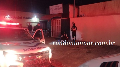 Na madrugada desta terça-feira (19/09), uma mulher foi assassinada com vários golpes de faca no cruzamento das ruas Neuzira Guedes com rua Aruba, zona leste de Porto Velho-RO. Segundo informações, a vítima andava na rua Aruba quando foi abordada por homem em uma motocicleta que parou ao seu lado e partiu para cima da vítima com uma faca e desferiu vários golpes na mulher. Um Morador de rua, presenciou o crime e foi tentar intervir, porém também foi esfaqueado com vários cortes pelo corpo. O homem foi até a UPA Leste para poder ser atendido. Uma UR do SAMU foi acionada para realizar o atendimento da mulher, mas infelizmente já estava em óbito. A PM foi acionada, isolou o local ate a chegada da equipe da pericia e do IML. Fonte: rondonianoar.com.br