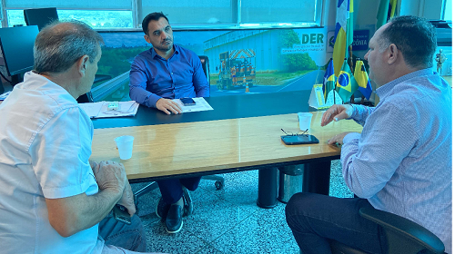 Na manhã da última quarta-feira (20), o deputado estadual Pedro Fernandes (PTB) marcou presença no Departamento Estadual de Estradas de Rodagem e Transportes (DER) para tratar da situação crítica de quatro pontes localizadas na Rodovia RO-408, anteriormente conhecida como Rodovia BR-421, em Campo Novo de Rondônia. O parlamentar foi recebido pelo diretor geral do DER, Coronel Eder Andre. Durante sua visita, o deputado Pedro Fernandes destacou que recebeu informações detalhadas e até mesmo vídeos que mostram o lamentável estado das pontes na Rodovia RO-408. “Em especial, a situação da Ponte do Baixão, que foi incendiada, merece nossa atenção urgente. Não podemos permitir que os moradores destas regiões enfrentem tais riscos e dificuldades. Estou buscando ajuda do DER para acelerar as ações necessárias para garantir a recuperação dessas estruturas e a segurança de todos que ali transitam”. O deputado reitera a indicação formal ao Poder Executivo, extensiva ao DER, sobre a necessidade urgente de recuperação ou substituição destas estruturas. O foco principal é assegurar o direito fundamental de ir e vir da população, garantindo melhores condições de tráfego para os produtores rurais e demais usuários que dependem desta via de acesso ao município de Campo Novo de Rondônia. De acordo com a indicação do deputado Pedro Fernandes, as duas primeiras pontes são estrategicamente situadas entre Campo Novo de Rondônia e o distrito de 3 Coqueiros, enquanto as restantes se localizam após o distrito. Texto e foto: Ivan de Lara / Assessoria parlamentar