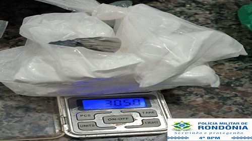 Na última sexta-feira (15), o 4° Batalhão da Polícia Militar, realizou uma apreensão de trezentos e cinco gramas de uma substância entorpecente, aparentemente identificada como cocaína. A ação ocorreu durante o patrulhamento de rotina da guarnição do PATAMO, que notou um veículo agindo de maneira suspeita. Os militares prontamente abordaram tanto o veículo quanto seus ocupantes, culminando na descoberta da droga dentro de uma mochila que estava sendo guardada no interior do automóvel. Além da substância entorpecente, os policiais apreenderam celulares, uma máquina de cartão, o veículo em questão e uma quantia em dinheiro. Todos os itens foram apresentados na Delegacia de Polícia Civil, juntamente com os dois indivíduos que estavam no carro. A ação rápida e eficaz da Polícia Militar demonstra o comprometimento da instituição em combater o tráfico de drogas e manter a segurança da comunidade de Cacoal. Com isso demonstrando o exemplo do trabalho incansável dos policiais militares em garantir a tranquilidade e a ordem pública na região. Os policiais militares permanecem vigilantes e atentos a qualquer atividade suspeita que possa colocar em risco a segurança da população, reafirmando o compromisso da Polícia Militar de Rondônia em manter um ambiente seguro e protegido para todos os cidadãos. Texto: Seção de Comunicação Social do 4° BPM