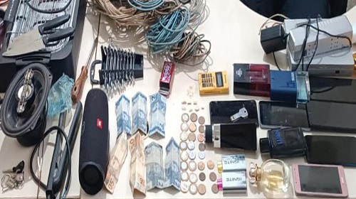 Policiais militares do 2º Batalhão de Polícia Militar (BPM) de Ji-Paraná, capturaram na última segunda-feira (18), um indivíduo com várias passagens pela justiça, bem como recuperaram uma motocicleta furtada. Segundo os policiais com base em denúncias, as guarnições de Rádio Patrulha abordaram um homem conduzindo uma motocicleta Honda Biz que havia saído da Rua Capitão Silvio no bairro Casa Preta e já estava na Rua dos Estudantes, bairro Bela Vista. Durante a abordagem foi constatado que se tratava de um indivíduo com várias passagens pela justiça, e contra ele havia um mandado de prisão em aberto. Além disso, o veículo em sua posse era produto de furto/roubo. Em suas vestes foi localizado um recipiente contendo 07 pedras de uma substância com odor e aparência de Crack e no compartimento baú da motoneta foi encontrado aproximadamente 03 kg de fios de eletricidade, além de algumas ferramentas que o abordado disse ter comprado de usuários de drogas. Ainda segundo as denúncias, na residência do abordado, funcionava um ponto de comércio de drogas, sendo frequentada por usuários dia e noite, gerando aumento no número de furtos e roubos nas imediações daquele local. Assim, nas diligências foi apreendido 06 aparelhos celular, 02 bicicletas, churrasqueira elétrica, aparelho DVD, maquininha PagSeguro, perfumes, entre outros objetos de procedência duvidosa. Todos os objetos apreendidos, juntamente com os envolvidos foram conduzidos para a Unidade de Segurança Pública – UNISP, para providências que o caso requer. Texto: P5 do 2º BPM | SGT PM Soares Informações e fotos: Boletim de Ocorrência Policial