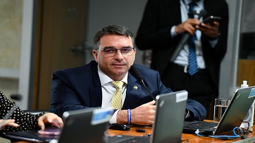 Projeto que extingue o benefício da saída temporária dos presos, determina o exame criminológico para a progressão de regime de pena e a monitoração eletrônica de quem passar para regime aberto ou semi-aberto é o único item na pauta de votação da Comissão de Segurança Pública (CSP) nesta terça-feira (26). Proveniente da Câmara, o projeto de lei (PL) 2.253/2022 deverá ser votado em seguida à audiência pública agendada para 10h e destinada a analisar o tema. O relator, senador Flávio Bolsonaro (PL-RJ), apresentou voto favorável. De acordo com seu relatório, a extinção da saída temporária é medida necessária e "certamente contribuirá para reduzir a criminalidade". De autoria do deputado Pedro Paulo (PSD-RJ), o texto estabelece que a tornozeleira eletrônica também será utilizada no benefício da liberdade condicional ou quando o juiz aplicar pena que estabeleça limitação de frequência a certos lugares. A violação dos deveres relacionados a essa forma de fiscalização poderá resultar na revogação do benefício dado ou na mudança da pena restritiva de direitos para pena privativa de liberdade. O projeto altera a Lei de Execução Penal (Lei 7.210, de 1984), na qual não há a imposição absoluta do uso da tornozeleira eletrônica — o que confere ao juiz a possibilidade de fazer uma análise individualizada de cada caso. Além disso, o texto prevê que a progressão de regime passa a depender dos resultados do exame criminológico, já previsto em lei. No caso específico do ingresso no regime aberto, além das atuais condições, estabelece que o condenado deve apresentar indícios certos de que irá se adaptar ao novo regime com baixo risco, o que será́ demonstrado pelos resultados do exame. Em seu relatório, Flávio Bolsonaro argumenta que a experiência bem-sucedida em outros países é um indicativo de que o uso obrigatório do equipamento trará bons resultados. Ele acrescenta que a exigência de realização do exame para a progressão de regime está alinhada com a jurisprudência dos tribunais superiores. Caso aprovado, o projeto seguirá para a análise da Comissão de Constituição e Justiça (CCJ). Audiência pública Antes da votação, o projeto de lei 2.253/2022 será tema de audiência pública na CSP. Deverão comparecer ao debate Rafael Velasco Brandani, secretário Nacional de Políticas Penais do Ministério da Justiça e Segurança Pública; Alessandra Almeida, conselheira do Conselho Federal de Psicologia; Gabriel Sampaio, diretor de incidência e litigância estratégica na Conectas Direitos Humanos; e Rodolfo Queiroz Laterza, presidente da Associação dos Delegados de Polícia do Brasil (Adepol). A realização da audiência pública atende a requerimento (REQ 42/2023 — CSP) dos senadores Rogério Carvalho (PT-SE) e Jorge Kajuru (PSB-GO). Na justificação do requerimento, os parlamentares afirmaram que não há soluções fáceis para o solucionar o problema do encarceramento em massa e argumentaram a favor da cautela na análise de políticas penais. Agência Senado (Reprodução autorizada mediante citação da Agência Senado) Fonte: Agência Senado