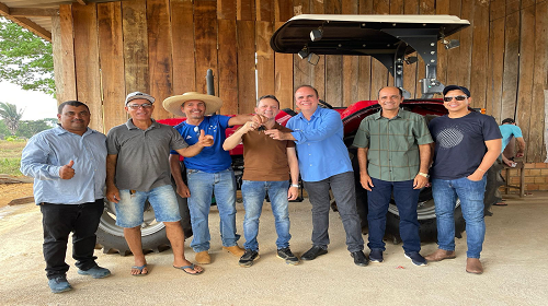 Buritis foi contemplado mais uma vez pelo deputado estadual Alan Queiroz (Podemos). Ao todo o município recebeu uma série de investimentos de mais de R$ 1,5 milhão. Na ocasião, a Associação dos Produtores Rurais, da Linha 3 no Marco 20, recebeu um trator para auxiliar na produção agrícola. Trata-se do modelo de trator Solis, que irá desempenhar um papel fundamental na agricultura local, pois proporciona maior produtividade,aumenta a eficiência agrícola, reduz custos e melhora a qualidade de trabalho na agricultura. Os investimentos do deputado Alan Queiroz em Buritis demonstram o compromisso com o desenvolvimento agrícola, gerando prosperidade para a região e fortalecendo a produção local. O trator Solis é um exemplo do progresso que a política pode proporcionar, ao impulsionar a agricultura, reduzir custos e elevar a qualidade de vida no campo. “Estou orgulhoso de anunciar mais de R$ 1,5 milhão em investimentos para Buritis. A entrega do trator à Associação dos Produtores Rurais é um passo importante para fortalecer nossa agricultura local, aumentar a eficiência agrícola, reduzir custos e melhorar as condições de trabalho. Estamos impulsionando o desenvolvimento da nossa querida região”, finalizou. Texto e foto: Ian Machado | Assessoria parlamentar