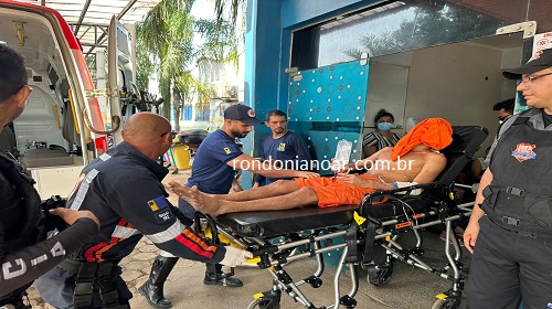 Tentativa de homicídio na tarde desta terça-feira (31/10), na sela do presídio Jorge Tiago Aguiar Afonso (603), em Porto Velho, as vítimas foram socorridas pelo SAMU ao Hospital João Paulo II. Informações, que ocorreu uma briga entre os detentos dentro de uma cela, sendo que algum detento com armas artesanal (chucho), tentaram contra a vida das duas vítimas. Os suspeitos do crime foram encaminhados ao Departamento de Flagrantes. Fonte: rondonianoar.com.br