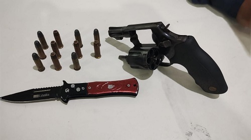 Durante o patrulhamento noturno desta quinta-feira, 05, uma equipe da Patrulha de Trânsito do 7º Batalhão da Polícia Militar, abordou um homem em atitude suspeita e localizou em sua cintura uma arma de fogo ilegal. A abordagem foi em um estabelecimento comercial no município de Ariquemes. A equipe estava em patrulhamento pelo bairro Setor 09 e suspeitou da atitude de um homem que havia um volume em sua cintura, e ele ao ver a viatura tentou se esconder em um mercado. Diante da suspeita a abordagem foi realizada e com ele encontrado um revólver calibre 38 com cinco munições. O homem, de 32 anos, não possui autorização para portar arma de fogo. Ainda na residência do infrator, os policiais militares encontraram mais seis munições do mesmo calibre. Diante do flagrante, a arma e as munições foram apreendidas e apresentadas à delegacia juntamente com o infrator. Texto: P-5 do 7º BPM / cabo PM Dos Anjos Fonte e foto: Boletim de ocorrência