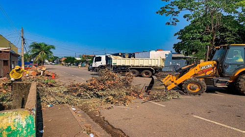 Mutirões acontecem nas avenidas Jorge Teixeira, Guaporé, Imigrantes, na Praça CEU, além de bairros como o Ulisses Guimarães e Ronaldo Aragão A Prefeitura de Porto Velho, através da Secretaria Municipal de Saneamento e Serviços Básicos (Semusb), realiza um mutirão de limpeza nos bairros e avenidas da cidade. A equipe conta com apoio de caminhões e pá carregadeira, e está nos bairros Ulisses Guimarães, Ronaldo Aragão, dentre outros, realizando o recolhimento de entulhos, folhas, galhos e podas de árvores. Os mutirões de limpeza também acontecem nas avenidas Jorge Teixeira, Guaporé, Imigrantes e Praça CEU. Serviços de roçagem acontecem na estrada do Santo Antônio. "As equipes estão empenhadas e trabalhando para que as ruas e vias de Porto Velho estejam sempre limpas, e pedimos a colaboração de todos os proprietários de terrenos para que executem a limpeza em seus lotes. A administração municipal pede também a colaboração da população para ajudar o poder público a manter a cidade limpa, não jogando entulhos e materiais sem serventia em ruas, calçadas, terrenos e vias públicas", destacou o secretário da Semusb, Cleberson Pacheco. Texto: Rando Silva Foto: Semusb Superintendência Municipal de Comunicação (SMC)
