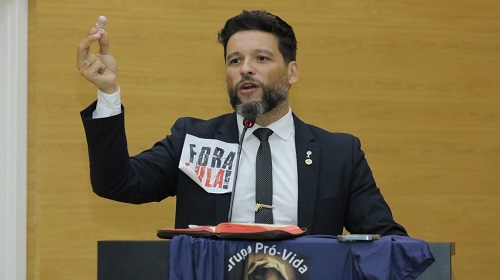 Proibição se aplica a todos os profissionais de saúde, hospitais, clínicas e demais instituições, sejam públicas ou privadas, que realizam atendimentos médicos remotos em Rondônia. Foi protocolado e tramita nas comissões permanentes da Assembleia Legislativa de Rondônia (Alero), projeto de lei de autoria do deputado Delegado Camargo (Republicanos) que proíbe a telemedicina para questões envolvendo o aborto (teleaborto), no estado de Rondônia. De acordo com o projeto, se aprovado, ficará proibido o uso da telemedicina para a prática de procedimentos abortivos no estado de Rondônia, seja por meio de consultas online, prescrição de medicamentos à distância ou qualquer outra forma de atendimento médico remoto para esse fim. Entende-se por telemedicina a prestação de serviços médicos à distância, utilizando recursos tecnológicos como videoconferências, aplicativos de mensagens e outros meios digitais. A proibição estabelecida aplica-se a todos os profissionais de saúde, hospitais, clínicas e demais instituições, sejam públicas ou privadas, que realizam atendimentos médicos remotos, no estado de Rondônia. O projeto também especifica multa no valor de R$ 100 mil em caso de descumprimento e, em havendo reincidência, a multa fica fixada no dobro do valor, cujos recursos resultados das multas serão revertidos às instituições, associações voltadas à defesa da vida, instaladas no âmbito do estado de Rondônia. A fiscalização ficará ao encargo dos órgãos de fiscalização e controle da área da saúde no estado de Rondônia a aplicação e o monitoramento das sanções previstas nesta lei. De acordo com o deputado Delegado Camargo, o serviço de telemedicina foi instituído no Brasil em 2002 por meio da Resolução 1.643, mas ganhou força vinte anos depois em decorrência da grave crise sanitária, ocasionada pela pandemia do Covid-19, sendo à época uma ferramenta segura para levar assistência em saúde para a população, evitando a propagação do coronavíus por diminuir a circulação de pessoas. “Os índices dos chamados ‘abortos legais’ registrados em Rondônia nos últimos cinco anos são alarmantes e preocupantes, e a liberação do uso de telemedicina para fins de aborto pode aumentar ainda mais esse número de assassinatos no ventre”, disse. Ainda conforme o parlamentar justifica no projeto apresentado, “a proibição proposta visa assegurar a saúde e o bem-estar das mulheres, uma vez que o procedimento abortivo, mesmo quando realizado de forma legal e presencial, onde se tem todos os aparelhos e recursos para salvaguardar a mulher de eventuais intercorrências, as quais, aliás – e, infelizmente – são muito comuns nestes casos, envolve riscos à integridade física e emocional da paciente. A realização do aborto por meio da telemedicina não oferece as garantias necessárias para a segurança da mulher, podendo acarretar complicações graves e até mesmo colocar em risco a sua vida”, pontuou. A promulgação de políticas de orientação aos profissionais do Sistema Único de Saúde (SUS) é essencial para garantir a qualidade e segurança dos serviços de saúde oferecidos à população. No contexto específico do abortamento legal, é importante estabelecer diretrizes claras e embasadas cientificamente para orientar os profissionais de saúde, devendo ficar a cargo do órgão estadual de saúde, no caso a Secretaria de Estado da Saúde (Sesau), promovê-las demonstrando assim a incompatibilidade do uso da telemedicina. “Portanto, é necessário estabelecer mecanismos para coibir a prática do “teleaborto”, a fim de garantir a legalidade, proteger o direito à vida e promover a segurança e saúde das mulheres no estado de Rondônia. Conto com o apoio de todos os parlamentares para a aprovação deste Projeto de Lei, visando a proteção dos direitos fundamentais das mulheres e a observância de nossos compromissos internacionais e ainda mais importante o direito à vida”, finalizou. Texto: Jocenir Sérgio Santanna/ Assessoria parlamentar Foto: Antônio Lucas I Secom ALE/RO