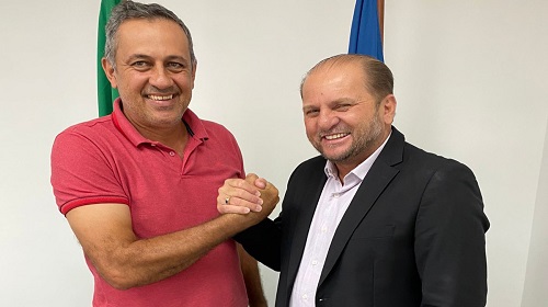 O deputado estadual Cirone Deiró (União Brasil) anunciou na última quarta-feira (4) a liberação de R$ 1 milhão para Mirante da Serra. O recurso já foi empenhado e será usado na recuperação das estradas rurais do município. As obras serão executadas por meio de convênio entre o Governo do Estado e a Prefeitura Municipal. Ao anunciar os recursos, Cirone enalteceu o apoio do governador Marcos Rocha, por ter atendido sua solicitação. Ele também se referiu ao trabalho realizado no município, pelo vereador e secretário de Obras, Hilton Emerick de Paiva, o Cagado. “Recebi essa reivindicação da população, por meio do vereador Cagado, que tem trabalhado continuamente por Mirante da Serra”, disse. Segundo Cirone, a recuperação das estradas vai facilitar a vida dos moradores da área rural, inclusive no que diz respeito ao deslocamento dos agricultores até a cidade e no que se refere ao transporte escolar. “Estamos atentos as necessidades da nossa população e vamos continuar trabalhando para que essas reivindicações sejam atendidas”, afirmou. O município de Mirante da Serra já foi contemplado em diversas áreas, com recursos viabilizados por Cirone, junto ao Governo do Estado. Entre as prioridades do deputado estão as associações rurais, que foram beneficiadas com maquinário e implementos agrícolas. “Muitas associações dessa região já receberam apoio do deputado Cirone, que tem viabilizado recursos para vários outros setores e sido nosso grande parceiro”, destacou Cagado. Texto: Eli Batista / Assessoria parlamentar Foto: Assessoria parlamentar