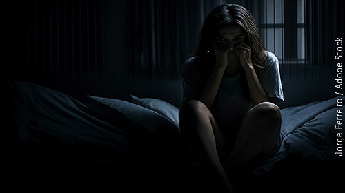 A Terceira Seção do Superior Tribunal de Justiça (STJ), sob o rito dos recursos repetitivos (Tema 1.202), estabeleceu a seguinte tese: "No crime de estupro de vulnerável, é possível a aplicação da fração máxima de majoração prevista no artigo 71, caput, do Código Penal, ainda que não haja a delimitação precisa do número de atos sexuais praticados, desde que o longo período de tempo e a recorrência das condutas permita concluir que houve sete ou mais repetições". O recurso julgado pelo colegiado tratava da situação de uma menor que sofreu abusos sexuais cometidos pelo padrasto, de forma frequente e ininterrupta, durante quatro anos. A relatora foi a ministra Laurita Vaz, que se aposentou em 19 de outubro, dois dias após o julgamento. A ministra lembrou que, segundo a jurisprudência do STJ, diante da prática de apenas duas condutas em continuidade delitiva, deve-se aplicar o aumento mínimo de um sexto da pena; a partir daí, o aumento deve ser gradativo, conforme o número de ocorrências, até o máximo de dois terços previsto no Código Penal, para o caso de sete crimes ou mais. Porém, de acordo com a relatora, "a adoção do critério referente ao número de condutas praticadas suscita questões específicas nos crimes de natureza sexual, especialmente no delito de estupro de vulnerável, em razão do triste contexto fático que frequentemente se constata nesses crimes". Condições que dificultam a quantificação de abusos sexuais Citando dados do Anuário Brasileiro de Segurança Pública, Laurita Vaz destacou que, dos quase 57 mil casos de estupro de vulnerável registrados em 2022, 72,2% ocorreram na própria residência da vítima, e em 71,5% desses crimes o autor foi um familiar. A ministra comentou que, nesse tipo de crime, a proximidade entre o autor e a vítima, além da reduzida capacidade de reação por parte desta última, favorecem a repetição do delito e dificultam a quantificação precisa das ocorrências. "Nessas hipóteses, a vítima, completamente subjugada e objetificada, não possui sequer condições de quantificar quantas vezes foi violentada. A violência contra ela deixou de ser um fato extraordinário, convertendo-se no modo cotidiano de vida que lhe foi imposto", declarou a magistrada. Número de condutas é dispensável para majoração na continuidade delitiva A defesa alegou que seria imprescindível a indicação, por parte da acusação, das datas em que os crimes teriam ocorrido. Para a relatora no STJ, no entanto, é dispensável a delimitação específica de cada uma das condutas sexuais praticadas, sendo possível que se constate o elevado número de crimes com base no longo período em que ocorreram. Assim, a fixação do aumento de pena pela continuidade delitiva deve levar em consideração a frequência e o tempo ao longo do qual a violência foi cometida. "A torpeza do agressor, que submeteu a vítima a abusos sexuais tão recorrentes e constantes ao ponto de tornar impossível determinar o número exato de suas condutas, evidentemente não pode ser invocada para se pleitear uma majoração menor na aplicação da continuidade delitiva", afirmou a ministra. Em seu voto, ela mencionou que já há precedentes nos quais ambas as turmas de direito penal do STJ consideraram dispensável a indicação do número exato de condutas cometidas para a aplicação do aumento máximo de dois terços da pena, a título de continuidade delitiva, no crime de estupro de vulnerável praticado por longo período. Com base nessa compreensão expressa pelos órgãos fracionários, Laurita Vaz concluiu que é "nítida" a possibilidade de adoção da fração máxima de aumento prevista no artigo 71, caput, do Código Penal para os crimes de estupro de vulnerável, mesmo quando não houver a delimitação exata do número de atos sexuais praticados. Fonte: SITE/STJ