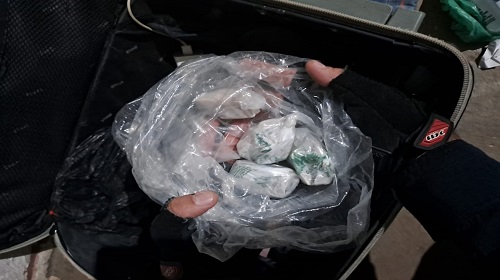 Na noite da última terça-feira, 09, uma guarnição da Polícia Militar de Rondônia, no município de Nova Brasilândia D’Oeste foi acionada via 190, para atender a uma mulher que pedia socorro em uma residência na localidade. Ao chegar no local, a equipe policial percebeu que a vítima estava muito nervosa, relatando que fora ameaçada pelo homem com quem mantinha uma relação de união estável, dizendo ainda que queria ir embora para casa de seu primo e que seu amasio a impediu de ligar. A vítima disse aos policiais militares ter certeza de que ele iria matá-la naquela mesma noite. Diante dos relatos, a equipe dirigiu-se até a residência do casal, onde a vítima afirmou que o agente tinha uma arma no quarto, dentro de uma bolsa. Com autorização e acompanhamento de ambos, a equipe policial realizou uma busca, encontrando no local relatado pela vítima, uma bolsa de viagem fechada com um cadeado. Ao abrir a bolsa, encontraram, aproximadamente, a quantia de 204 gramas de uma substância, aparentemente sendo crack, configurando assim, o crime de tráfico de drogas. Devido aos fatos, os policiais militares deram voz de prisão ao suspeito, conduzindo-o a Unisp local para demais medidas cabíveis. Texto: P-5 do 10º Batalhão. Fonte/Foto: Boletim de Ocorrência.