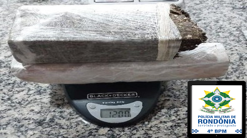 No início desta semana, a Polícia Militar apreendeu aproximadamente 1.2 quilos de drogas na cidade de Pimenta Bueno. A ação bem-sucedida foi possível graças a investigações e denúncias que levaram ao encontro de um homem e uma mulher suspeitos de estarem praticando tráfico de entorpecentes. Os agentes do Núcleo de Inteligência da Polícia Militar, em conjunto com guarnições de serviço, identificaram os indivíduos em atitude suspeita nas proximidades de uma residência. Ao notarem a presença policial, os suspeitos tentaram se evadir para os fundos do imóvel, no meio de uma mata, porém foram localizados e detidos. Durante a busca no local, foi descoberta uma grande quantidade de drogas, aproximadamente em 1.2 quilos de maconha. Os detidos foram encaminhados à Delegacia da Polícia Civil, juntamente com a substância ilícita apreendida, onde serão tomadas as providências legais cabíveis. A ação demonstra o contínuo esforço das forças de segurança no combate ao tráfico de drogas na região. As autoridades ressaltam a importância da colaboração da comunidade através de denúncias anônimas, que desempenharam um papel crucial no desfecho positivo de apreensões como esta. A Polícia Militar reafirma seu compromisso com a segurança e bem-estar da população, trabalhando incansavelmente para manter a ordem e combater a criminalidade. Fonte:SITE/PM