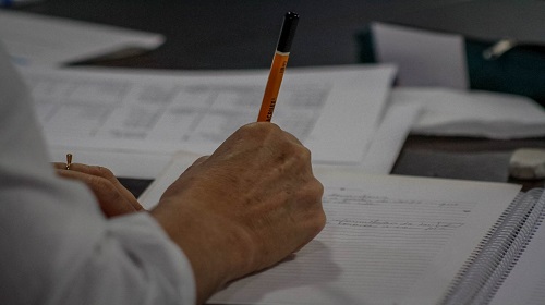 O Governo de Rondônia abriu nesta segunda-feira (30), o processo seletivo simplificado interno, para designação de diretores e vice-diretores nas escolas da Rede Pública Estadual de Ensino para atender os processos pedagógicos e administrativos, nas escolas das Coordenadorias Regionais de Educação – CREs dos municípios de Ariquemes, Extrema, Ji-Paraná, Machadinho d’Oeste, São Francisco do Guaporé e Vilhena. A inscrição é gratuita e de forma online e encerra na segunda-feira (6). Os interessados em participarem, devem acessar a página da Secretaria de Estado da Educação – Seduc https://rondonia.ro.gov.br/seduc/ no item de “Publicações” https://rondonia.ro.gov.br/publicacao/edital-no-11-2023-seduc-cges-processo-seletivo-simplificado-interno-para-a-funcao-de-diretor-e-vice-diretor-escolar-das-escolas-da-rede-estadual-de-ensino-das-coordenadorias-regionais-de-educacao/ Conforme o edital, os diretores e vice-diretores deverão desempenhar suas atividades profissionais, exclusivamente, nas seguintes escolas: EEEF Albina Marció Sordi – localizada no município de Ariquemes; CEEJA Professora Nadir Aparecida Ferreira – localizada no distrito de Extrema; EEEFM Prof. José Francisco dos Santos – localizada no município de Ji-Paraná; EEEFM Bartolomeu L. de Gusmão – localizada no município de Machadinho d’Oeste; EEEFM Dona Benta – localizada no município de Presidente Médici/Novo Riachuelo; EEEF Rui Barbosa de Oliveira – localizada no município de Seringueiras; CEEJA Tancredo de Almeida Neves – localizada no município de Colorado do Oeste; CEEJA Vilhena – localizada no município de Vilhena. De acordo com a coordenadora de gestão escolar, Sheila Ribeiro, o candidato que concorre à função de diretor ou vice-diretor, estará sujeito à uma entrevista. “A entrevista consiste na análise da proficiência técnica em gestão escolar na Educação Básica para atuar na educação em escolas da Rede Pública Estadual, conforme consta no quadro de vagas do Edital”, explicou. Fonte Texto: Elaine Santos Fotos: Daiane Mendonça Secom - Governo de Rondônia