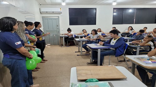 O Governo de Rondônia inicia na segunda-feira (30), a aplicação da prova do Sistema de Avaliação da Educação Básica – Saeb. Durante este período, serão avaliados os conhecimentos dos alunos do 2º, 5º e 9º ano do ensino fundamental e 3ª série do Ensino Médio, em Língua Portuguesa e Matemática, sendo que os estudantes do 5º ano e 9º ano ainda serão avaliados nas áreas de Ciências da Natureza e Ciências Humanas. A aplicação do Saeb é realizada, por meio da Secretaria de Estado da Educação – Seduc, e está dividida em abrangência amostral e censitária. A pesquisa amostral consta da coleta de informações de uma parte da população, enquanto a pesquisa censitária é aquela que faz a coleta do total. Com o objetivo de mobilizar as equipes escolares, bem como dar suporte às Coordenadorias Regionais de Educação – CREs, a Seduc criou o Projeto Saeb: “Nossa Meta é você”, para chamar a atenção sobre a importância da avaliação, que começou em 7 de junho deste ano, e envolveu toda a comunidade escolar do Estado. Segundo a coordenadora do projeto, Izis Cúbia, é um indicador de qualidade, que reúne um conjunto de avaliações de larga escala. “Durante toda a ação, foi adotada como metodologia o nivelamento da aprendizagem, que é um trabalho de forma intencional, que visou desenvolver habilidades dos componentes curriculares que são Língua Portuguesa e Matemática para construir competências, contando com as outras áreas de conhecimento como apoio”, ressaltou. CICLOS DE ACOMPANHAMENTO Nos últimos anos, com a avaliação do Saeb, foi possível identificar algumas fragilidades educacionais. Pensando nisso, neste ano, a Seduc realizou quatro ciclos de acompanhamentos e orientações, visando apresentar a importância da avaliação e preparar os estudantes para ter um bom desempenho. ETAPAS Inicialmente, foi feita a primeira etapa, com a mobilização, sensibilização e operacionalização do projeto. A coordenação elaborou materiais pedagógicos voltados aos professores, às equipes gestoras, e materiais específicos para os estudantes. Na segunda etapa do projeto, o processo formativo, os professores passaram a trabalhar com a metodologia de nivelamento, resgatando habilidades em que os estudantes apresentaram déficits. O terceiro ciclo de acompanhamento mobilizou as comunidades em geral. Nesta fase, as equipes escolares e suas respectivas CREs realizaram Pit-stop; Café com Saeb; simulados e gincanas, dentro e fora do ambiente escolar. Inclusive, foram realizados aulões voltados às disciplinas, foco na aplicação do Saeb. A quarta etapa, e última, está sendo realizada, acompanhando as CREs até a aplicação da prova, para sanar dúvidas e dar suporte. EXPECTATIVA Para a secretária de Estado da Educação, Ana Lúcia Pacini, o projeto tem como meta elevar a educação rondoniense, a partir dos trabalhos que foram desenvolvidos, inicialmente. “Todo empenho voltado a esse projeto, busca fortalecer as nossas escolas, com os resultados que almejamos para os nossos estudantes, a partir da avaliação”, pontuou. Fonte Texto: Emanuelle Pontes Fotos: Edileuza de Oliveira e Marquelino Santos Secom - Governo de Rondônia