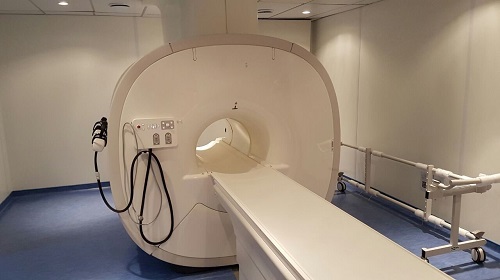 O deputado Edevaldo Neves (Patriota) apresentou um requerimento ao governador do estado, à Casa Civil e à Secretaria de Estado da Saúde (Sesau), buscando informações e disposições sobre a disponibilidade e quantitativo de aparelhos de ressonância magnética para atender a rede pública de saúde em Rondônia. O pedido, que é respaldado pelos artigos 29, incisos XVIII e XXXIV, 31, § 3° da Constituição Estadual, juntamente com os artigos 67, inciso II; 146, inciso IX; 172 e 179 do Regimento Interno da Assembleia Legislativa, destaca a preocupação com as reclamações dos usuários sobre a demora no atendimento de pedidos de exames de ressonância pela regulação. A lei é que, atualmente, apenas pacientes internados estão sendo atendidos devido à justificativa de aparelhos quebrados. O deputado solicita informações precisas sobre a quantidade total de aparelhos de ressonância magnética no estado, quantos estão em funcionamento, quantos estão quebrados, quantos atendem à regulação e quantos são destinados a pacientes internados. Além disso, procure identificar as unidades hospitalares em que esses aparelhos estão localizados. A urgência do requerimento salienta a importância de uma resposta eficaz por parte do órgão solicitado, enfatizando que a falta de ação pode configurar crime de responsabilidade. A matéria destaca a relevância desse pedido para melhorar a eficiência do sistema de saúde público em Rondônia, atendendo às necessidades dos cidadãos e garantindo um acesso mais ágil a exames diagnósticos essenciais. Texto: Assessoria parlamentar