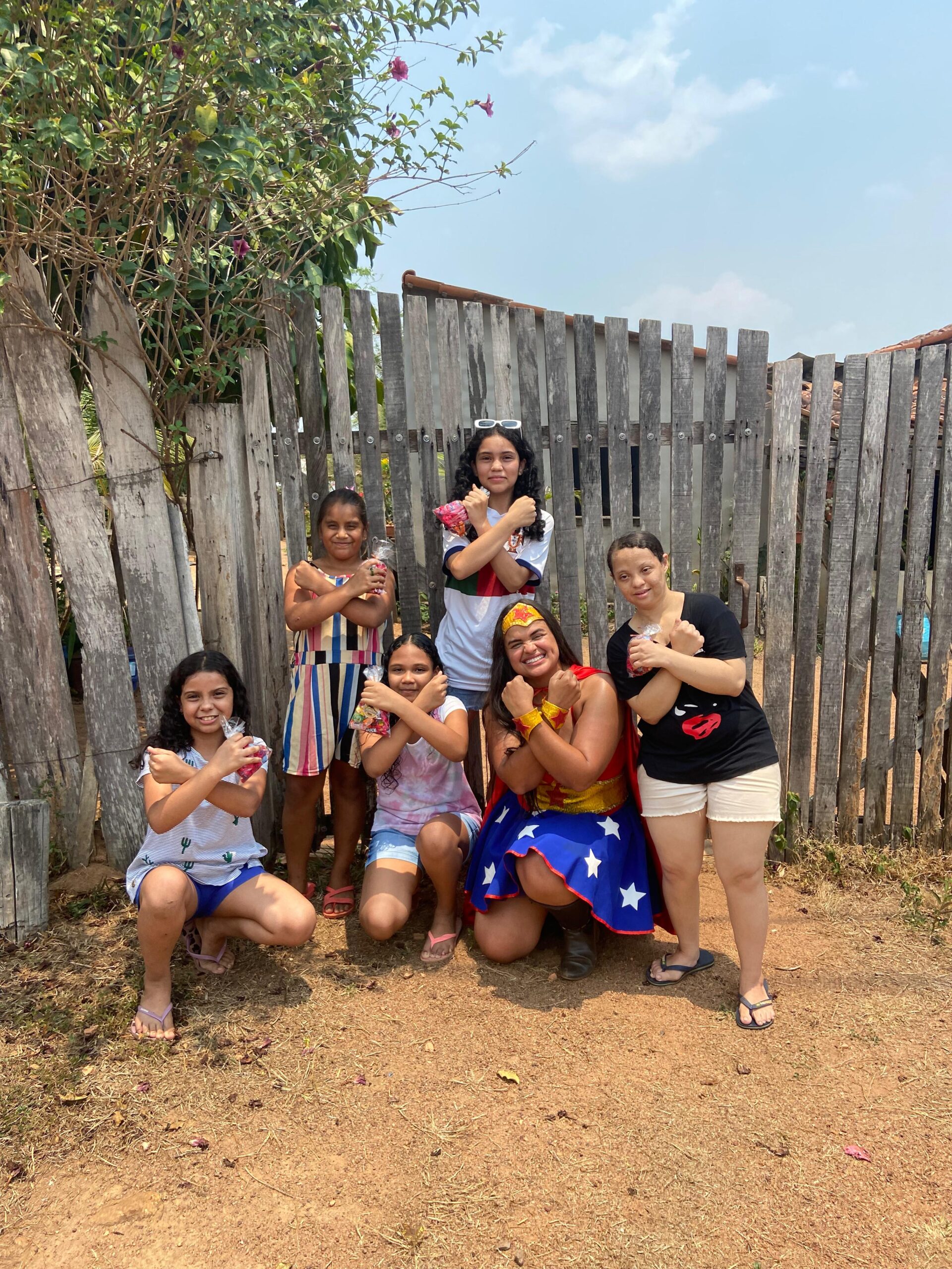 Em mais um gesto de solidariedade e amor à comunidade, a deputada estadual Dra. Taissa Sousa realiza pelo quinto ano consecutivo, o emocionante projeto social “Super-Heróis das Crianças”, onde entre os dias 9 e 15 de outubro, em comemoração ao dia das crianças, leva doces, alegria e diversão para região do Madeira-Mamoré em Rondônia. Vestida como a icônica Mulher-Maravilha, a deputada e sua equipe de voluntários, fantasiados de super-heróis, distribuem sacolinhas repletas de doces e guloseimas para alegrar o coração das crianças em Guajará Mirim, Nova Mamoré até a Ponta do Abunã, contemplando assim toda região do Madeira-Mamoré. “A Semana das Crianças, sendo cada dia inspiradora, com corações cheios de alegria, nos faz ter orgulho sabendo que fizemos pelo menos um pouquinho de diferença trazendo um sorriso, um abraço na vida das crianças” expressa a deputada estadual Dra. Taissa Sousa, ao realizar o projeto por vários anos. PROJETO SUPER HERÓIS DAS CRIANÇAS Com mais de quatro anos desenvolvendo o projeto sob o título "Super-Heróis das Crianças", a deputada e seus voluntários assumem a identidade personagens corajosos e valentes, como a Mulher Maravilha, Homem-Aranha e muitos outros, munidos com sacolinhas recheadas com guloseimas. Eles percorreram os bairros da cidade de Guajará Mirim, Nova Mamoré, aldeias indígenas locais e distritos da região para proporcionar momentos de alegria às crianças. Com a realização deste projeto, a Dra. Taissa Sousa mostrou seu compromisso contínuo em trazer felicidade às crianças da comunidade durante a Semana da Criança. Mesmo este ano enfrentando desafios de estar em um mandato eletivo, assim tendo que conciliar sua agenda parlamentar e realizar o trabalho social, a deputada e sua equipe não mediram esforços para tornar a data especial para as crianças da região. "Ver o sorriso no rosto das crianças, que trazem a verdade, a pureza, honestidade é uma recompensa inestimável, valendo qualquer sacrifício. A Semana das Crianças é uma ocasião para celebrar a fraternidade, a inocência e a alegria das crianças, e estamos felizes em estar presente, eu amo ir para as ruas e estar com os pequenos - que trazem tanto amor e tanta verdade” afirma com muita emoção, a parlamentar. RESULTADOS Através dos rostos dos moradores da região, é possível ver a expressão de alegria e gratidão. A comunidade apoia e aplaude calorosamente a ação dos "Super-Heróis das Crianças" realizada pela deputada Dra. Taissa Sousa. O projeto social é um testemunho inspirador de como um ato simples de bondade pode iluminar a Semana das Crianças. Através de seu compromisso inabalável com a comunidade, ela continua a provar que todos podemos ser super-heróis na vida real, trazendo sorrisos e felicidade aonde quer que vão. PROGRAMAÇÃO A deputada e sua equipe de voluntários iniciaram as caminhadas nesta segunda-feira dia 09/10/2023 e encerram neste domingo, dia 15/10/2023. Segue a programação para prestigio da ação. Segunda-feira (09/10) - Guajará-Mirim nos bairros: Triângulo e São José, além do Distrito do Iata. Terça-feira (10/10) - Guajará-Mirim nos bairros: Santa Luzia e Nossa Sra. Fátima, pela parte da tarde os bairros 10 de abril e Liberdade. Quarta-feira (11/10) - Guajará-Mirim nos bairros: Cristo Rei e Tamandaré pela manhã e na parte da tarde Jardim das Esmeraldas e Próspero. Quinta-feira (12/10) - Guajará-Mirim nos bairros Serraria e Santo Antônio e na parte da tarde os bairros Caetano e Planalto. Sexta-feira (13/10) - Nova Mamoré e Nova Dimensão. Sábado (14/10) - Vila da Penha até a Ponta do Abunã. Domingo (15/10) - Aldeias indígenas da região do Madeira Mamoré.