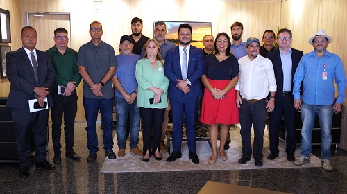 A Assembleia Legislativa de Rondônia (Alero) aprovou na última terça-feira (10) o Projeto de Lei Complementar nº 38, que promove alterações na redação da Lei Complementar nº 68, de 9 de dezembro de 1992, a qual dispõe sobre o regime jurídico dos servidores públicos civis do Governo de Rondônia, das autarquias e das fundações públicas estaduais. O texto foi aprovado por unanimidade no Plenário da Casa de Leis. Representantes de diversos sindicatos se uniram e foram recebidos pelo presidente da Assembleia Legislativa, deputado estadual Marcelo Cruz (Patriota), e pelo deputado estadual Delegado Camargo (Republicanos) no gabinete da Presidência da Casa de Leis. Marcelo Cruz se prontificou a atender as solicitações dos representantes das classes sindicais e colocou à Advocacia-Geral da Assembleia a disposição para corrigir o texto da Lei. "Este Projeto de Lei Complementar corrige as injustiças ocorridas nos casos de descontos no vencimento dos servidores públicos estaduais, garantindo o direito dos funcionários em ter suas progressões e suas remunerações integralmente preservadas, conforme estabelecido na Constituição Estadual", frisou o parlamentar. De acordo com o deputado Delegado Camargo, os representantes foram ao local certo para defender os interesses dos servidores. “Vocês (servidores) vieram ao Poder Legislativo e nós, deputados, estamos aqui para representar os interesses de todos. A Assembleia tem um presidente muito acessível e que busca o melhor para nossa população”, disse. Para Marcelo Cruz, a decisão tem a finalidade de garantir proteção aos direitos dos servidores públicos do Estado. “Apresentamos essa propositura com o objetivo de garantir todos os benefícios obtidos pelos servidores públicos contra qualquer decisão arbitrária”, encerrou. Texto: Alexandre Almeida I Secom ALE/RO Foto: Rafael Oliveira I Secom ALE/RO